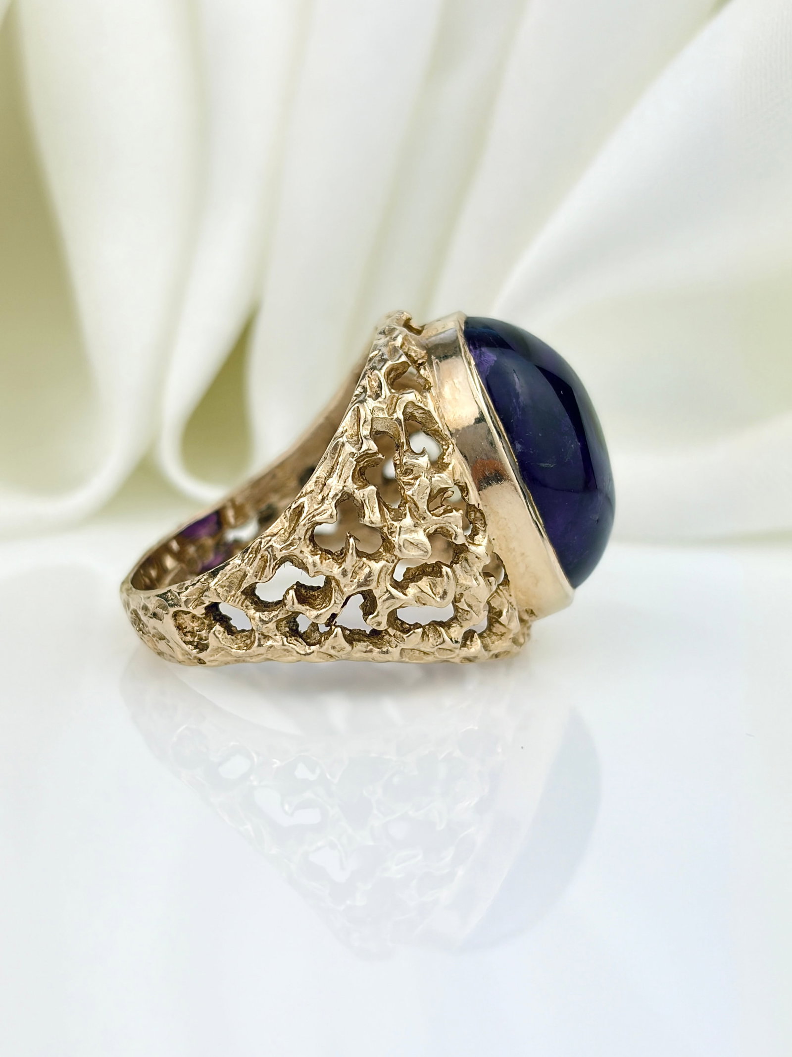 VINTAGE 9CT YELLOW GOLD LARGE CABOCHON AMETHYST RING - 2
