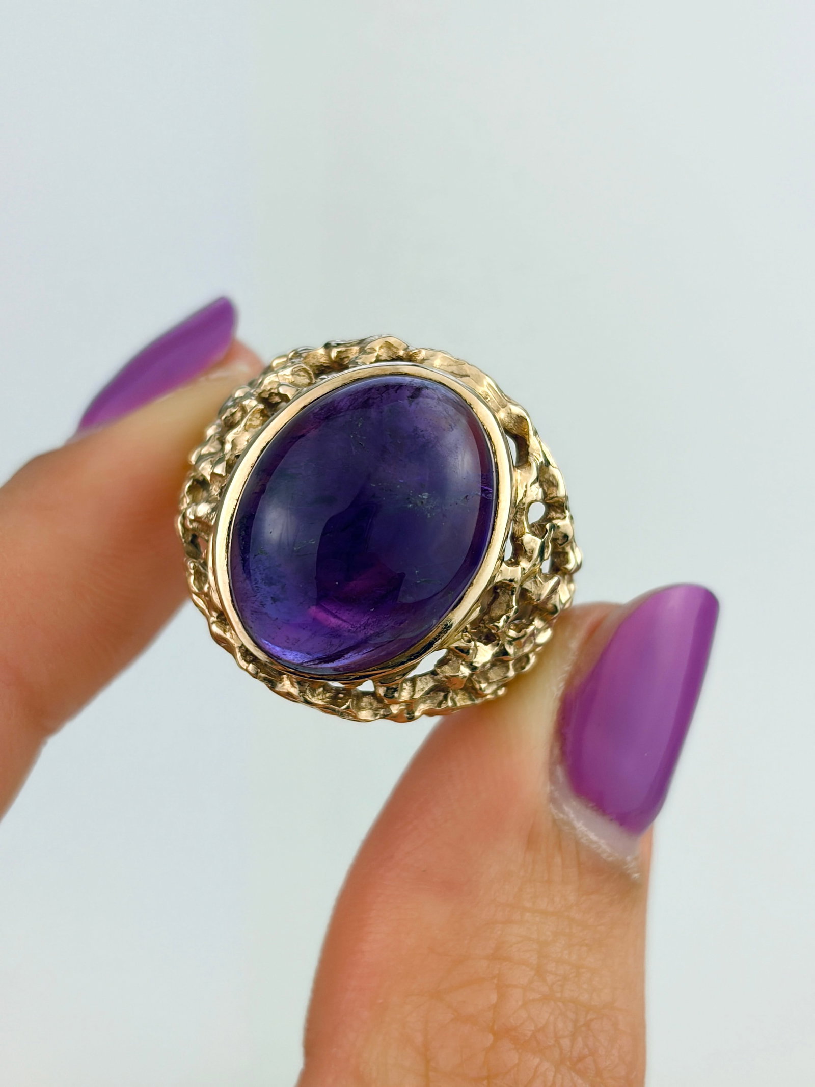 VINTAGE 9CT YELLOW GOLD LARGE CABOCHON AMETHYST RING - 5
