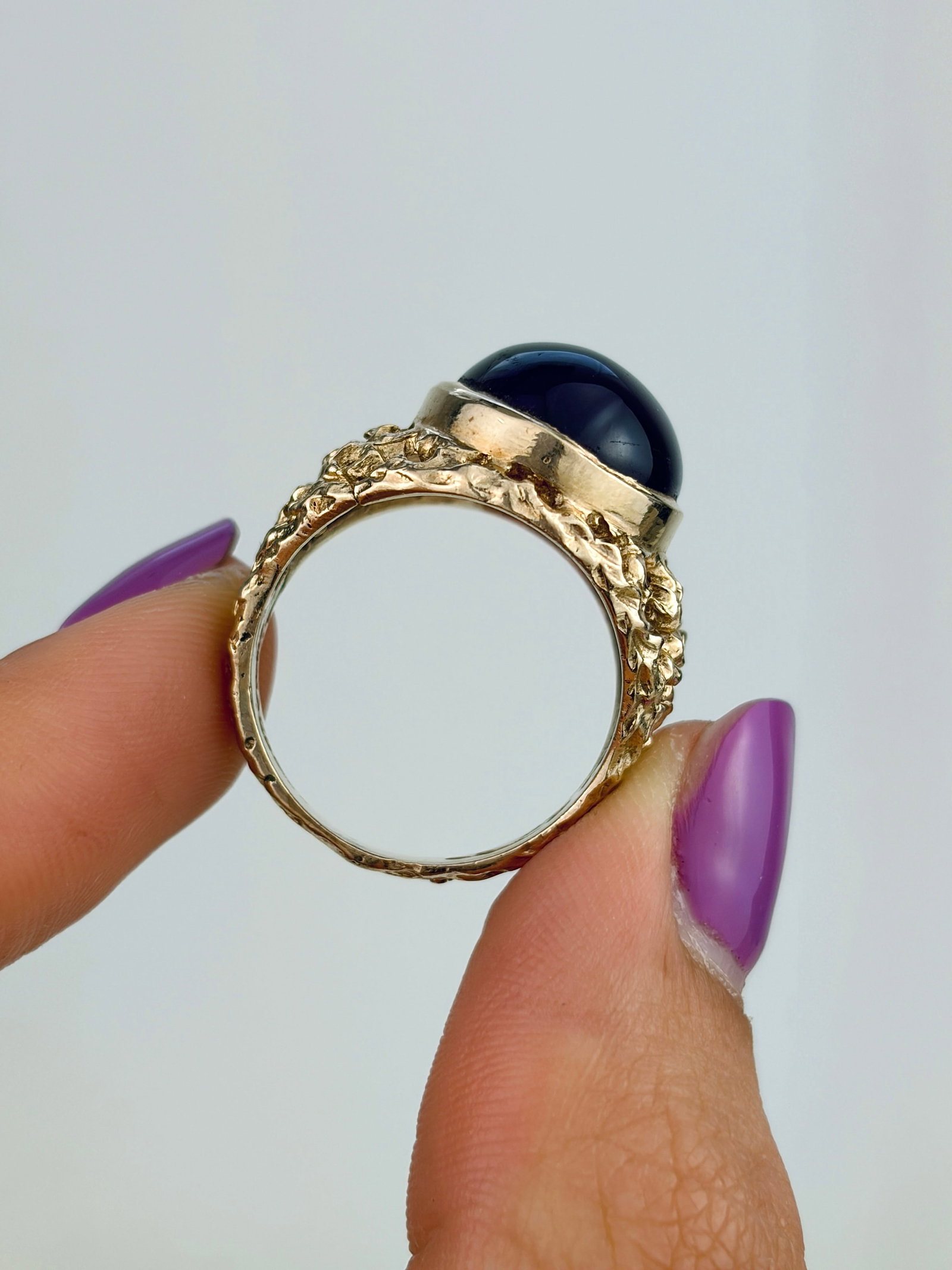 VINTAGE 9CT YELLOW GOLD LARGE CABOCHON AMETHYST RING - 6
