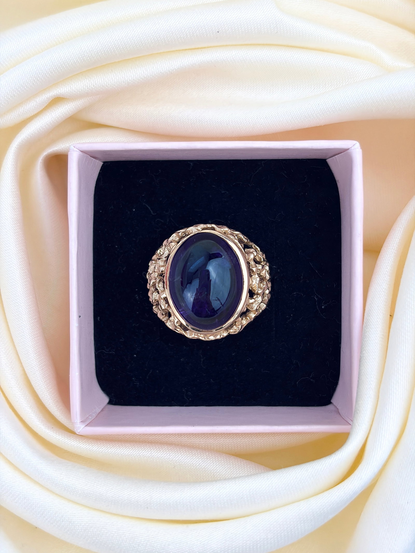 VINTAGE 9CT YELLOW GOLD LARGE CABOCHON AMETHYST RING - 7