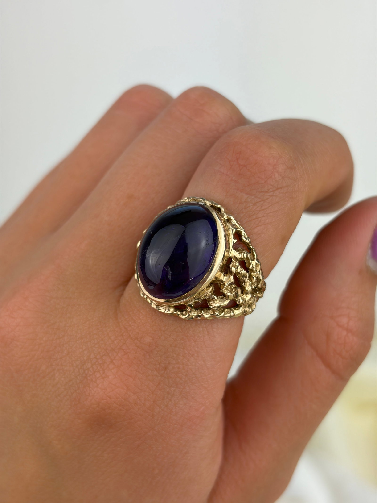 VINTAGE 9CT YELLOW GOLD LARGE CABOCHON AMETHYST RING - 9