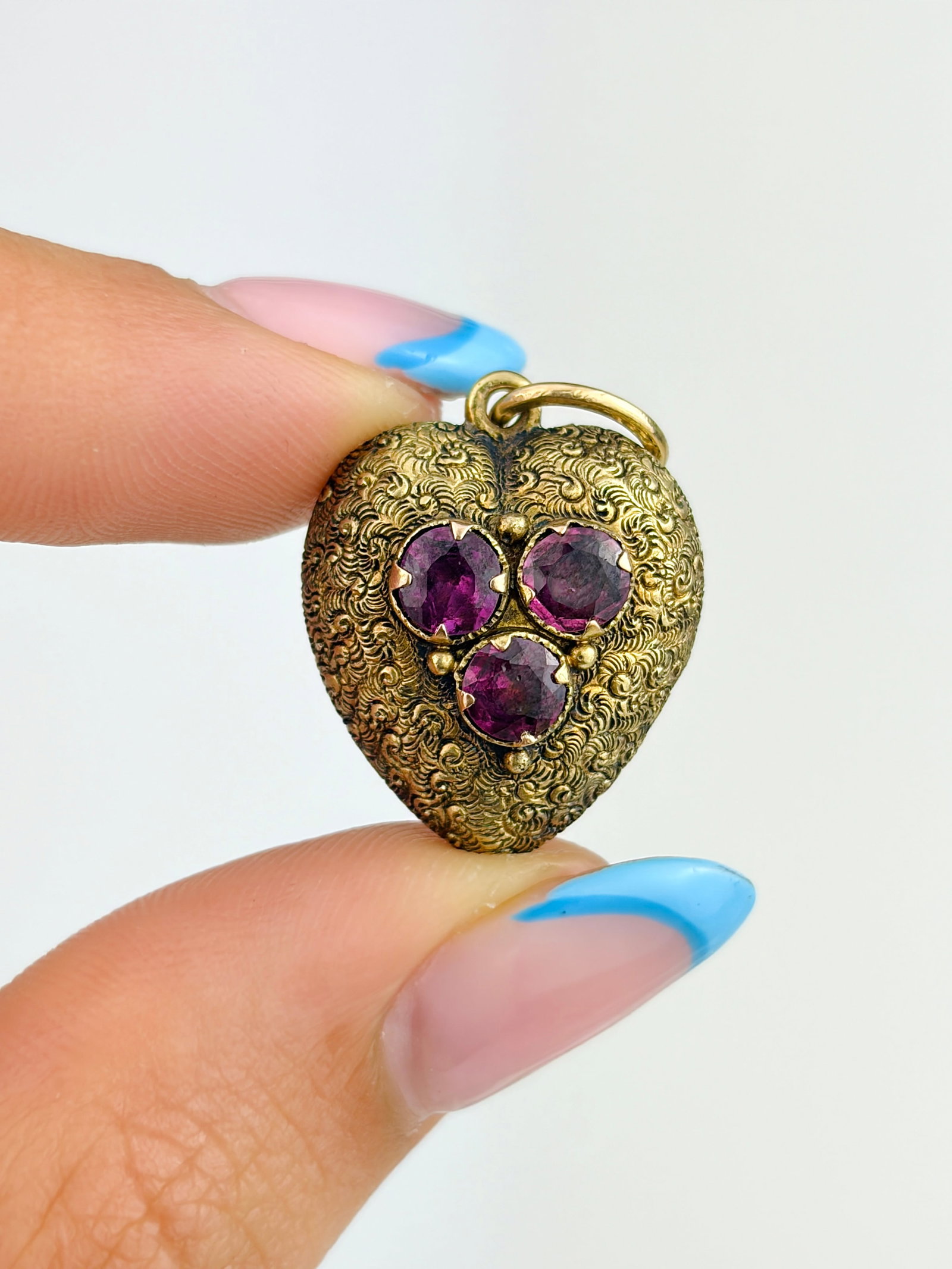 ANTIQUE ENGRAVED HEART LOCKET PENDANT WITH AMETHYSTS IN GOLD - 3