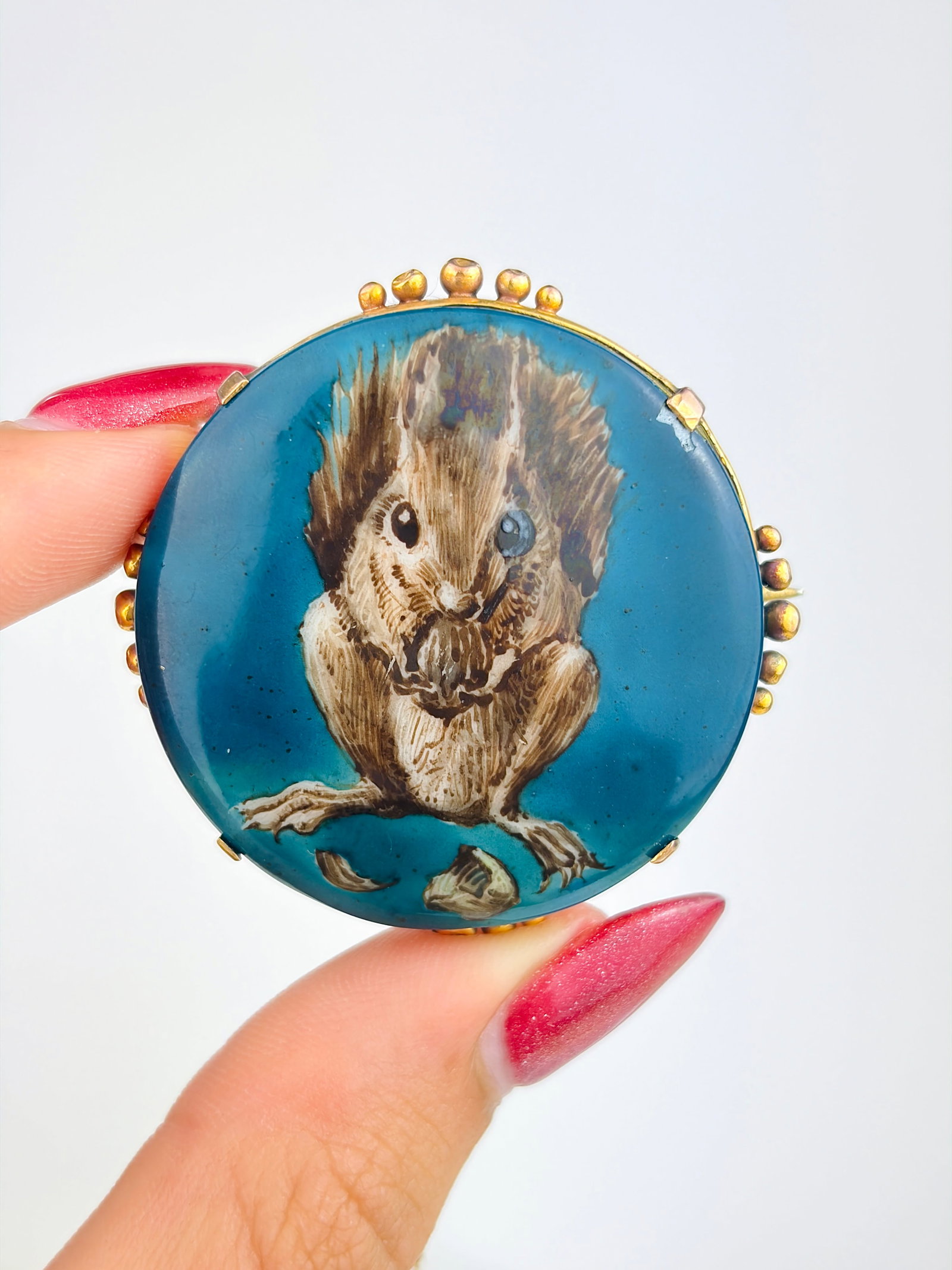 LARGE HAND PAINTED SQUIRREL BROOCH IN 9CT GOLD BY G M STILTS 1911 - 2