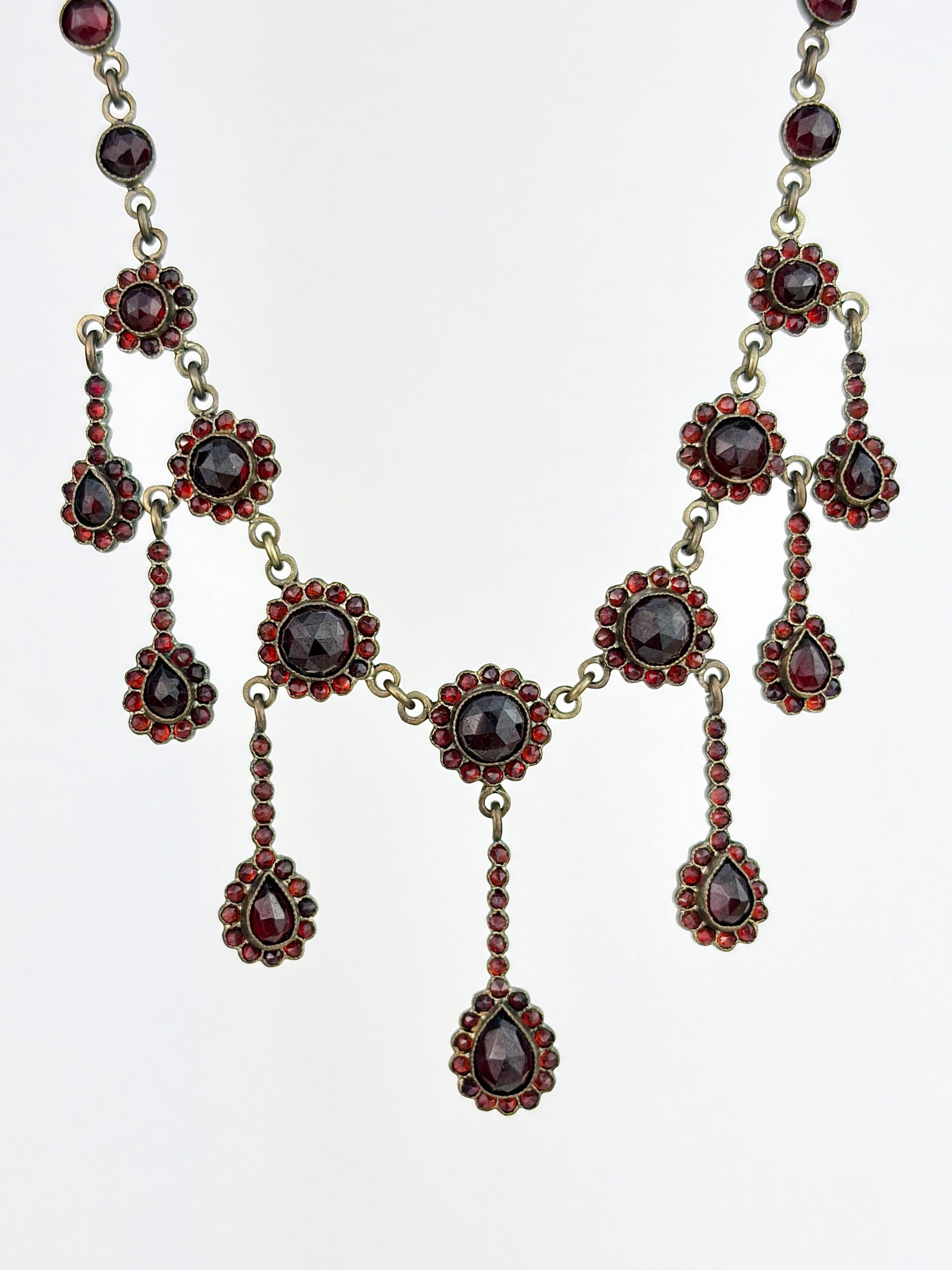 ANTIQUE BOHEMIAN GARNET DROP NECKLACE: ANTIQUE BOHEMIAN GARNET DROP NECKLACE Weight: 15.03g Size: Length 44.5cm, drop 3cm Condition: Very good overall condition. Some signs of wear are expected given the piece’s age. Please