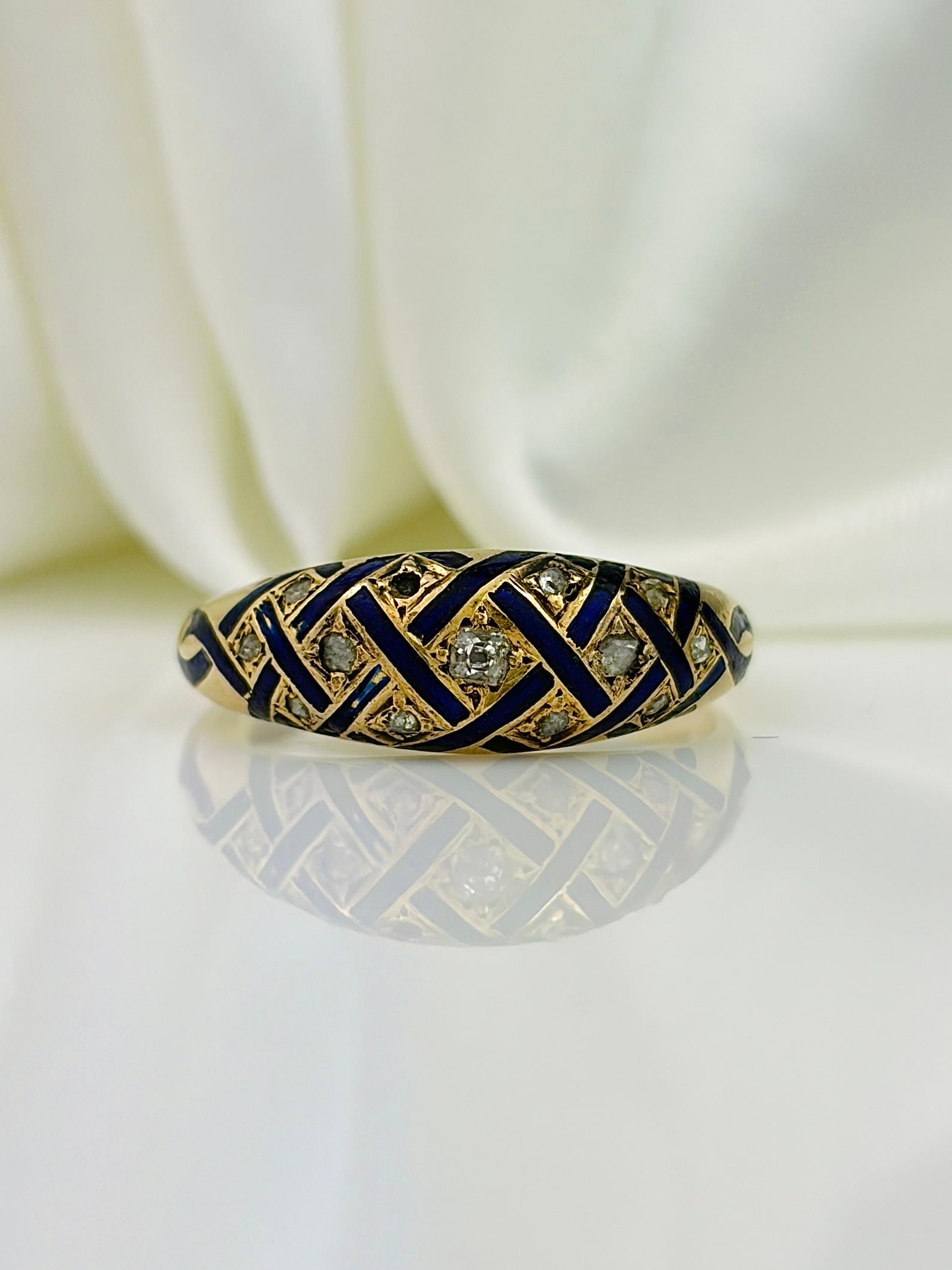 ANTIQUE GEORGIAN 18CT YELLOW GOLD DIAMOND AND BLUE ENAMEL RING with LOCKET: ANTIQUE GEORGIAN 18CT YELLOW GOLD DIAMOND AND BLUE ENAMEL RING WITH LOCKET ON THE INSIDE