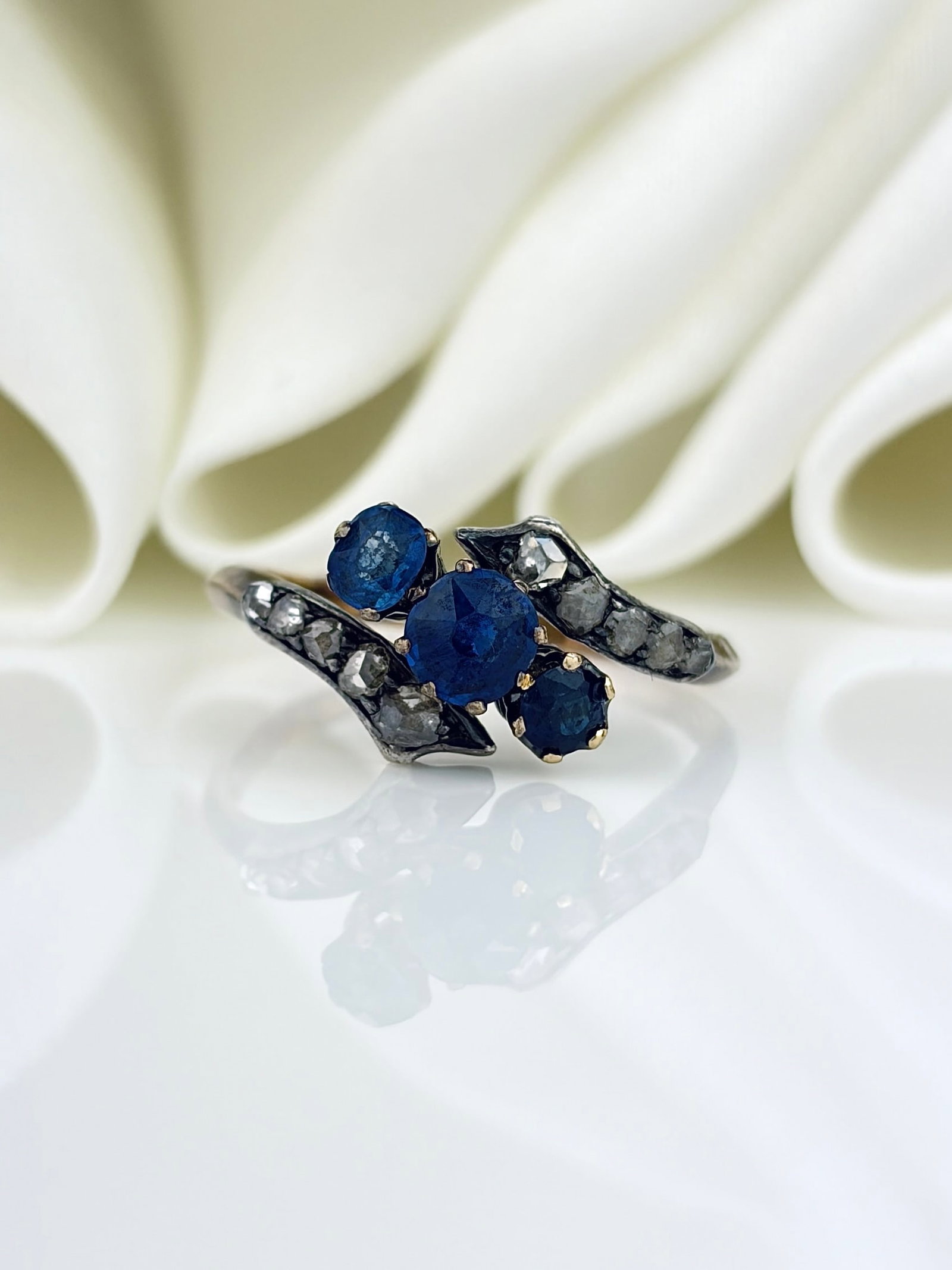 ANTIQUE 18CT GOLD SAPPHIRE AND ROSE CUT DIAMOND 3 STONE TWIST RING:  ANTIQUE 18CT GOLD SAPPHIRE AND ROSE CUT DIAMOND 3 STONE TWIST RING
