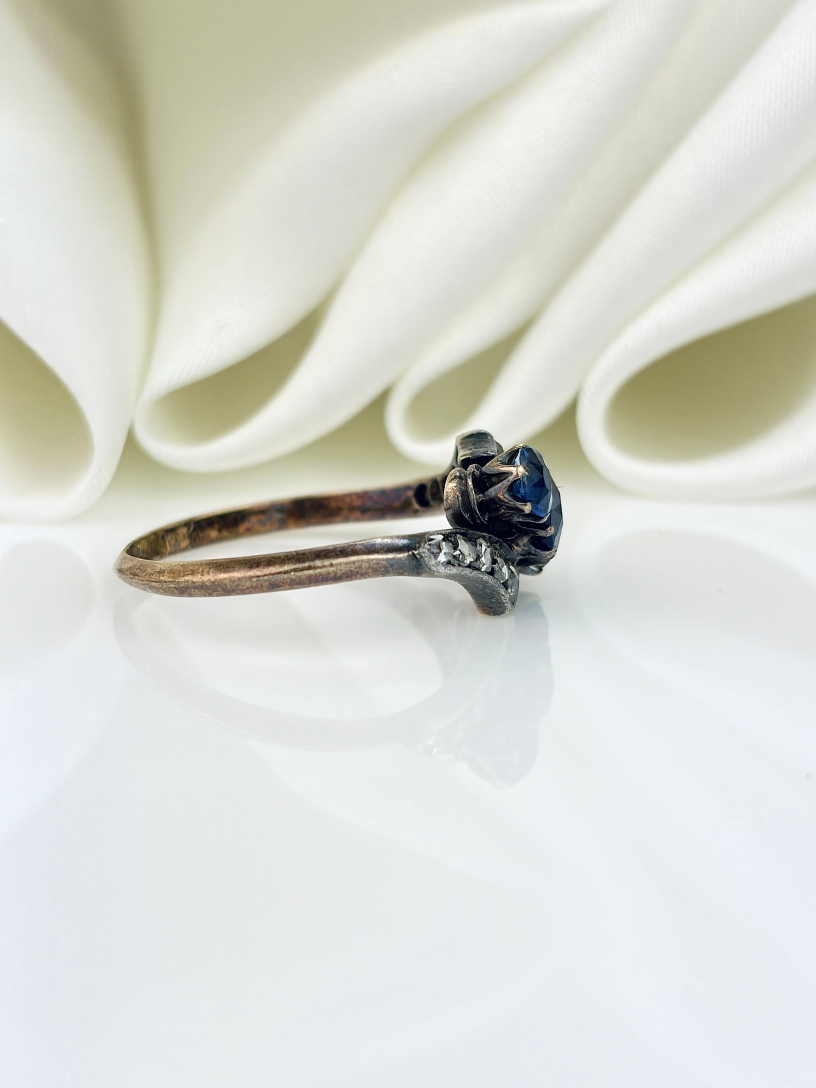 ANTIQUE 18CT GOLD SAPPHIRE AND ROSE CUT DIAMOND 3 STONE TWIST RING - 2