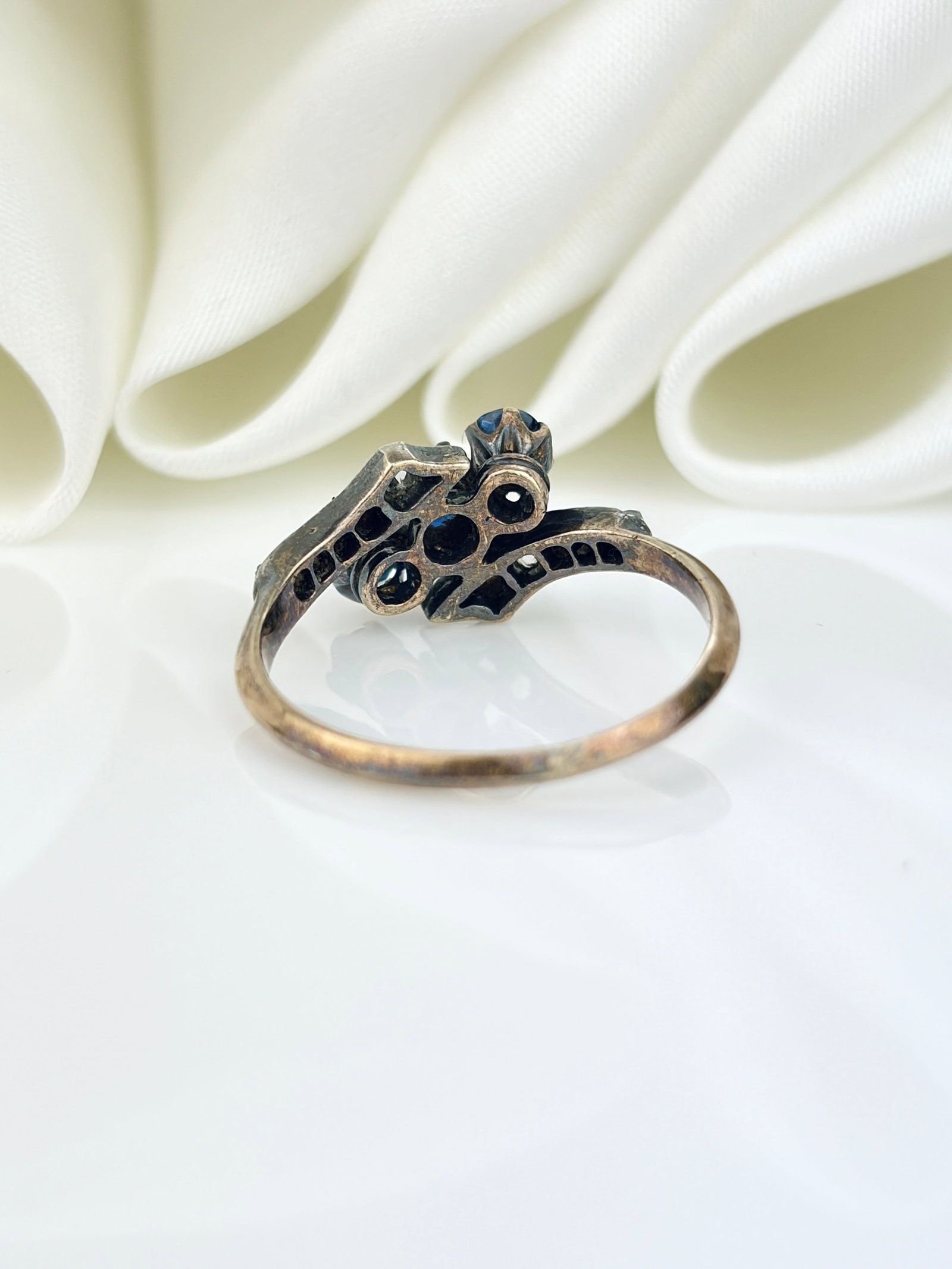 ANTIQUE 18CT GOLD SAPPHIRE AND ROSE CUT DIAMOND 3 STONE TWIST RING - 3