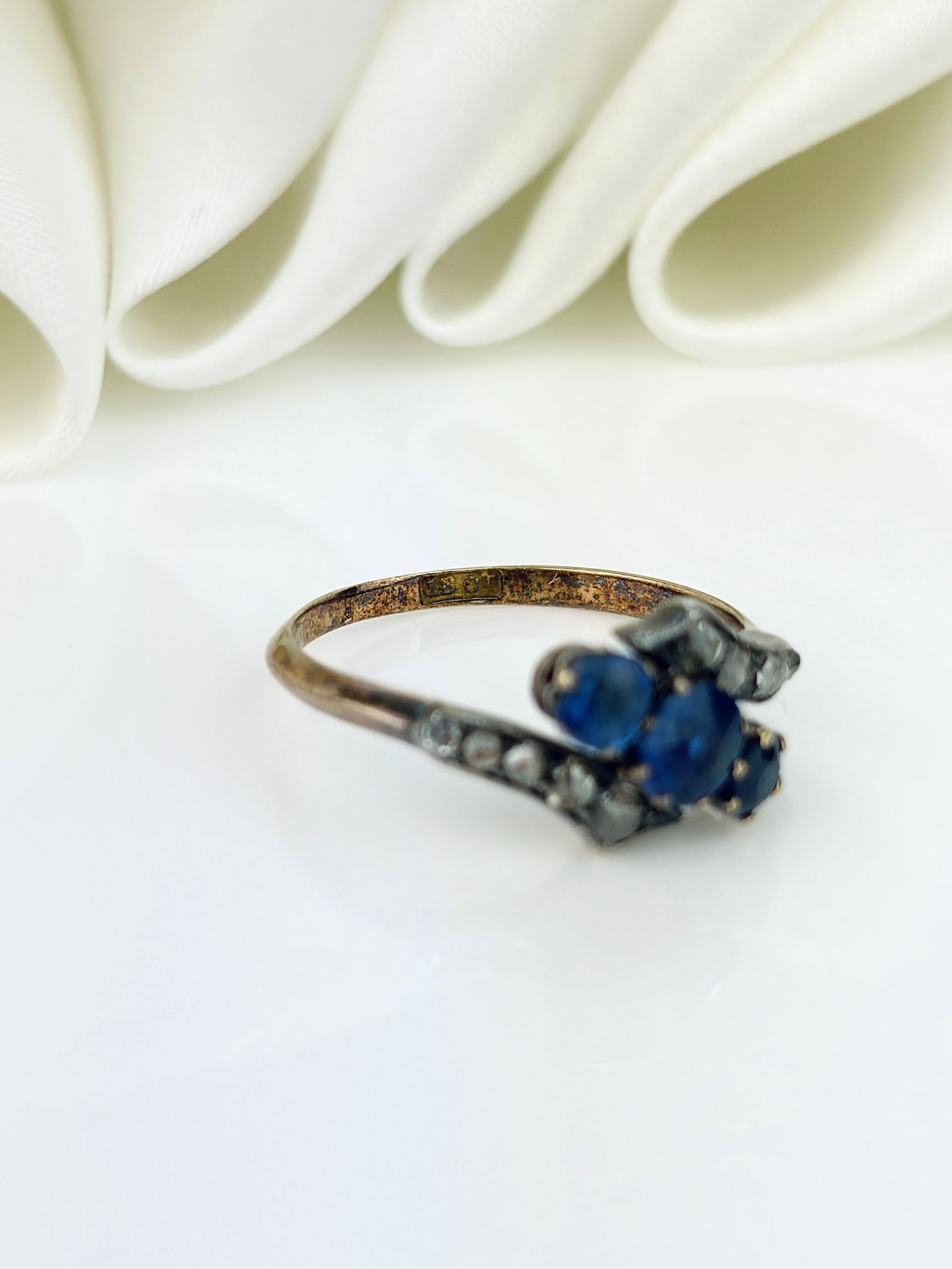 ANTIQUE 18CT GOLD SAPPHIRE AND ROSE CUT DIAMOND 3 STONE TWIST RING - 4
