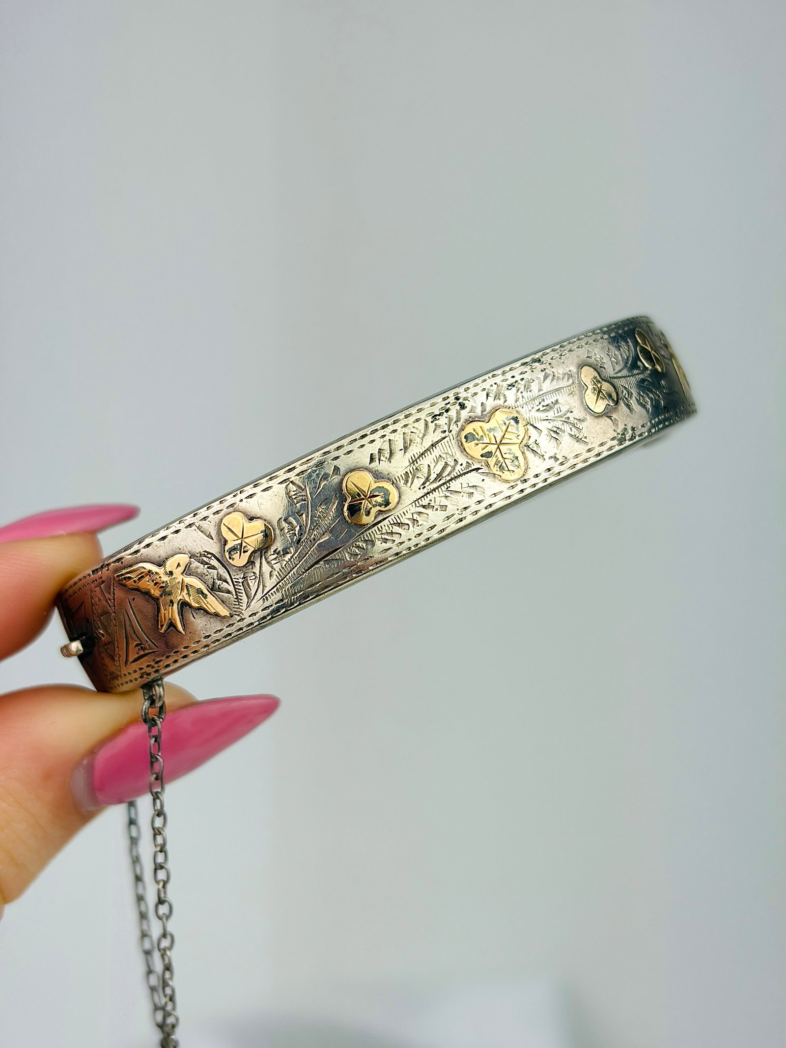 VINTAGE SILVER GOLD OVERLAY BIRD AND FLOWER BANGLE BRACELET: VINTAGE SILVER GOLD OVERLAY BIRD AND FLOWER BANGLE BRACELET