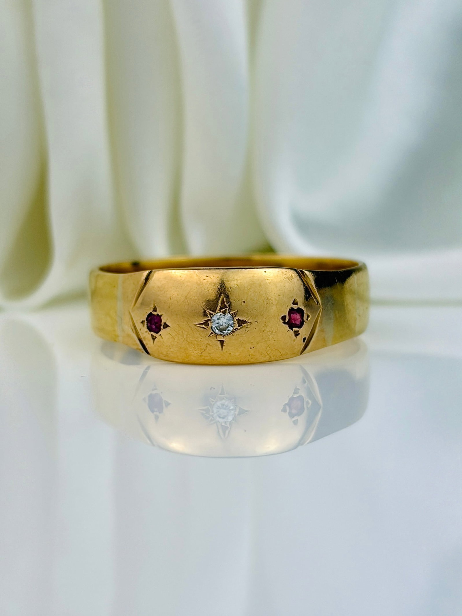 ANTIQUE 18CT YELLOW GOLD DIAMOND AND RUBY 3 STONE RING: ANTIQUE 18CT YELLOW GOLD DIAMOND AND RUBY 3 STONE RING Weight: 4.97g Size: UK w, Width 6mm, height off finger 1mm Materials: 18ct gold Hallmarks: Stamped 18ct Condition: Very good overall
