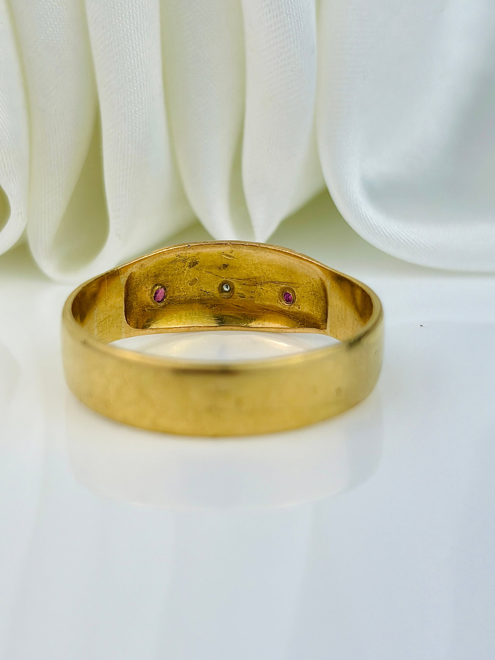 ANTIQUE 18CT YELLOW GOLD DIAMOND AND RUBY 3 STONE RING - 3