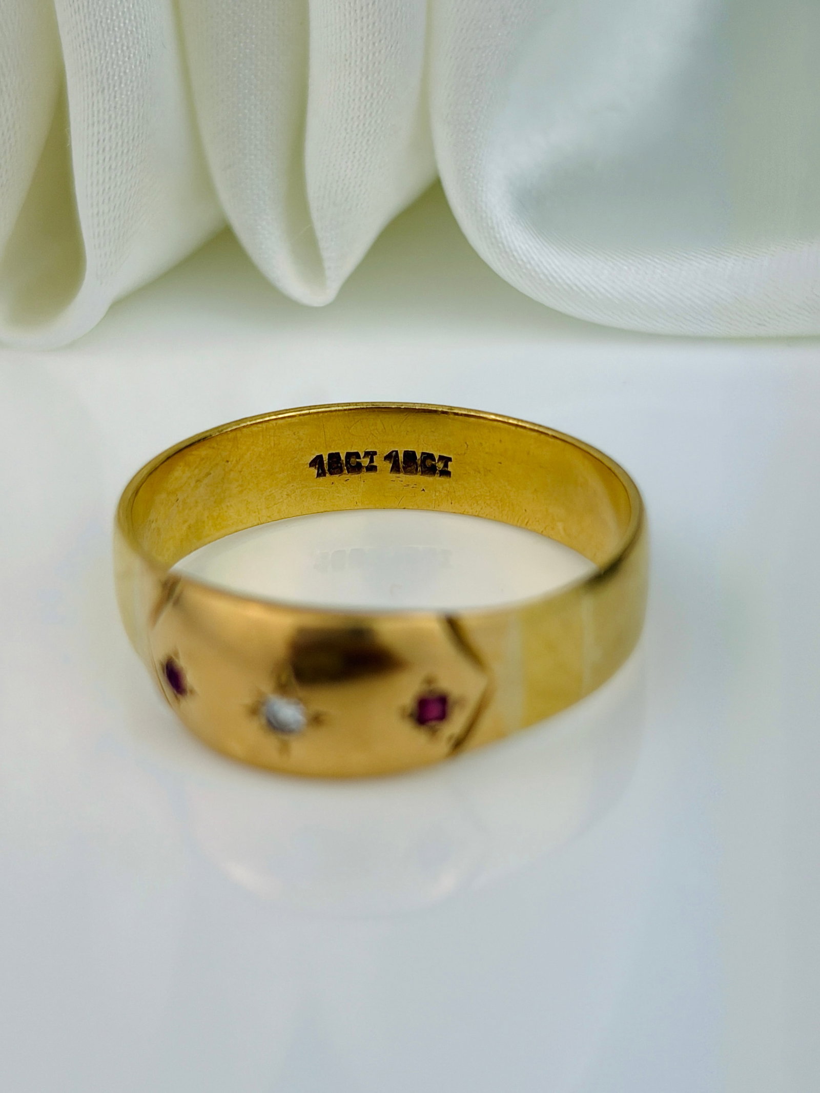 ANTIQUE 18CT YELLOW GOLD DIAMOND AND RUBY 3 STONE RING - 4