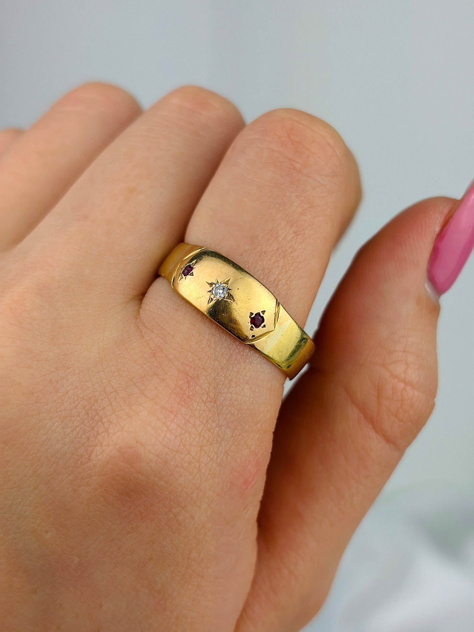ANTIQUE 18CT YELLOW GOLD DIAMOND AND RUBY 3 STONE RING - 8