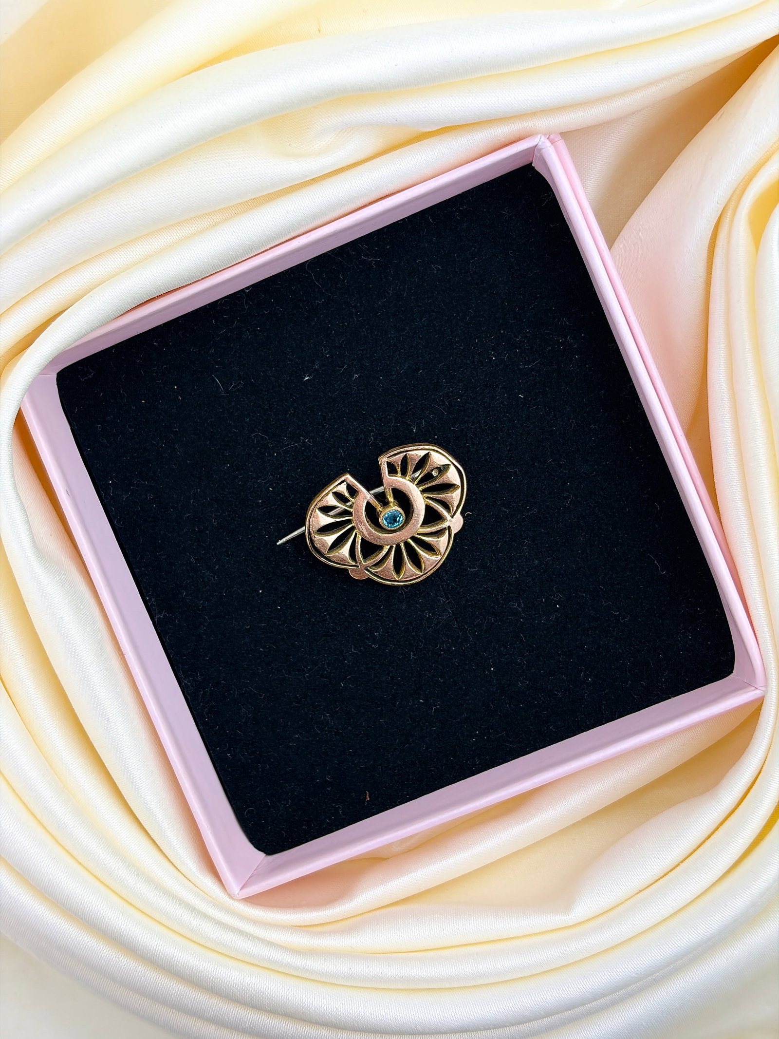 ROLLED GOLD ORNATE BROOCH - 5