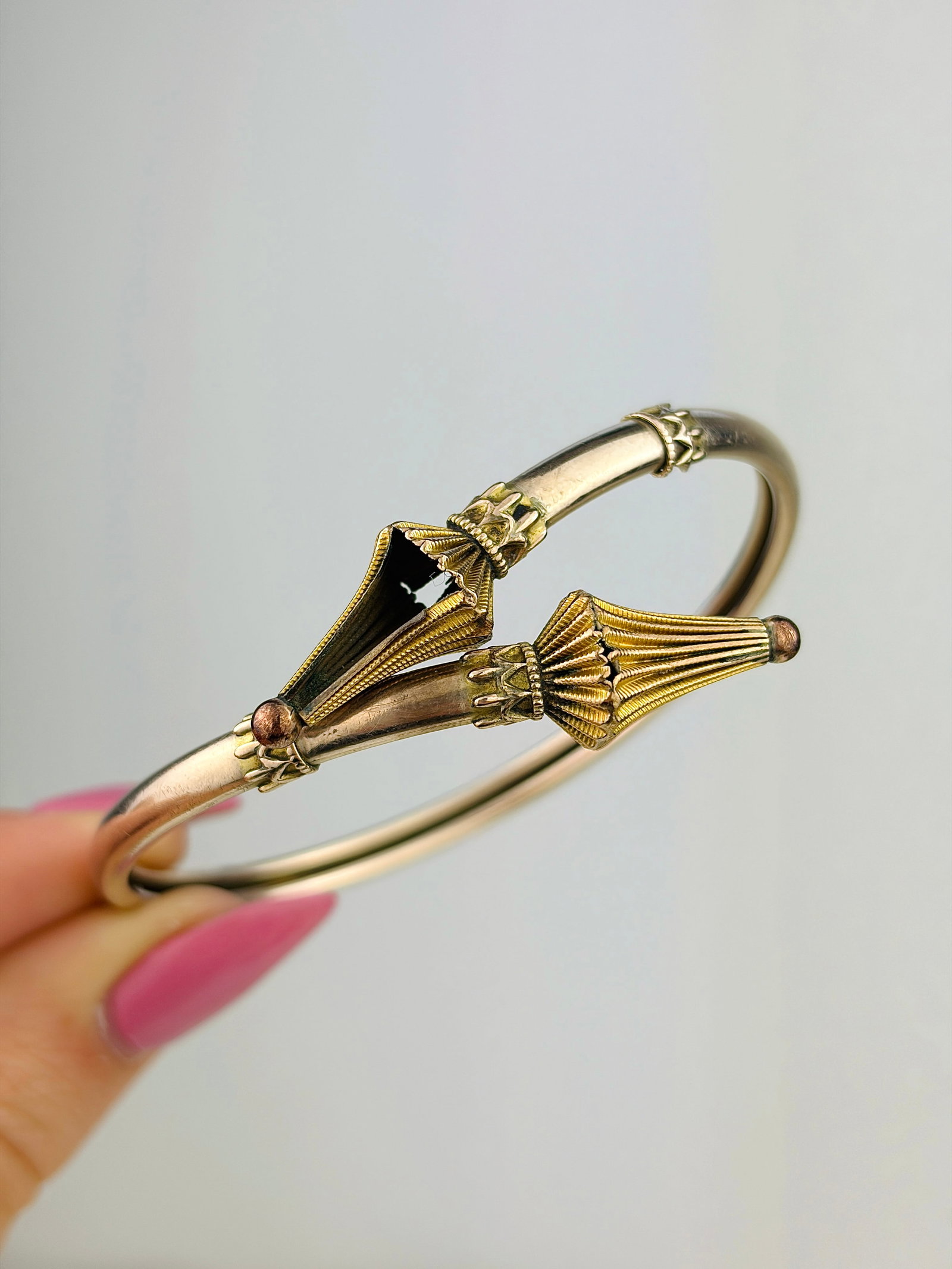 UNUSUAL DESIGN 9CT GOLD BANGLE / BRACELET: UNUSUAL DESIGN 9CT GOLD BANGLE / BRACELET