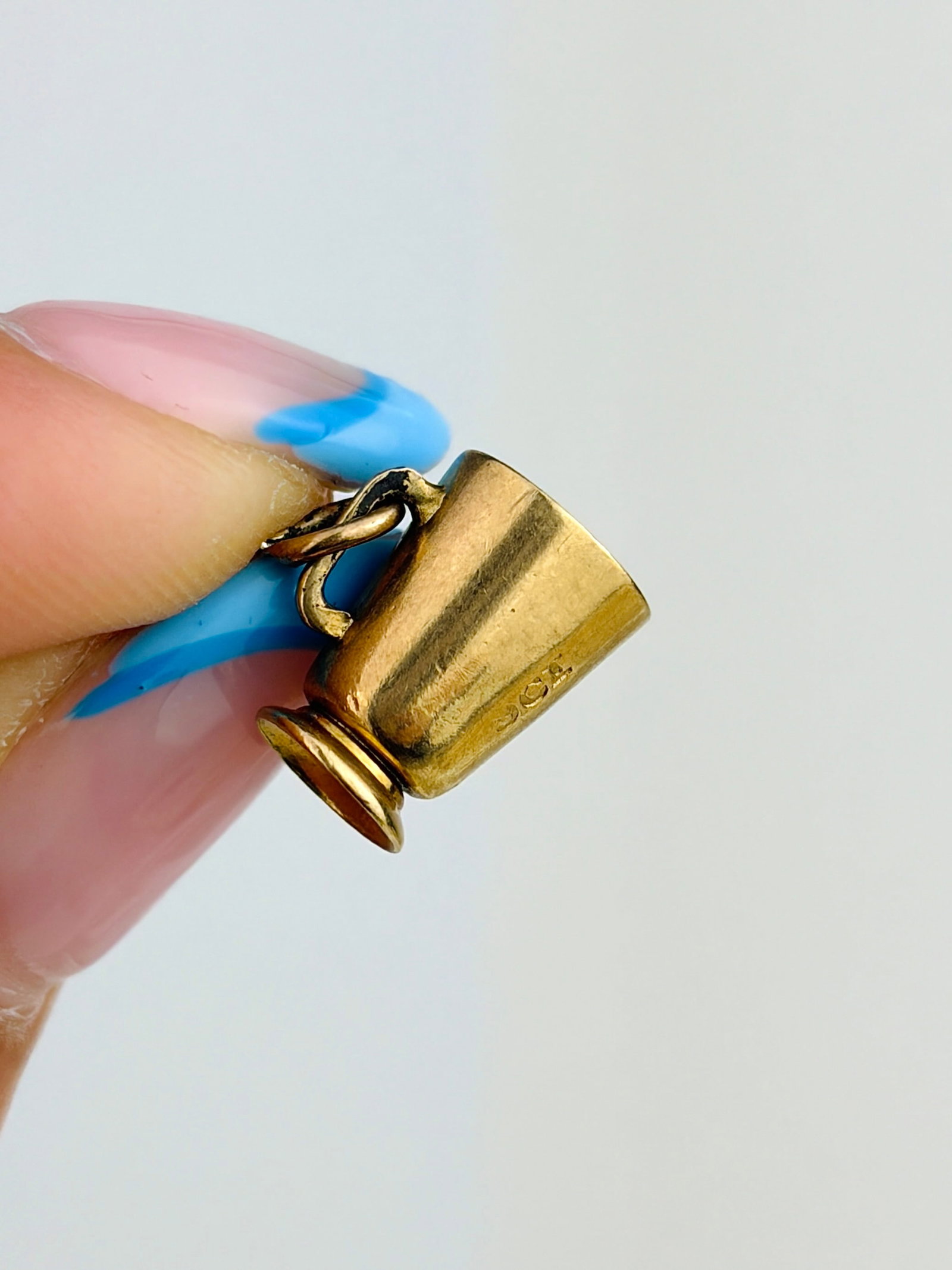 VINTAGE 9CT GOLD MUG CHARM: VINTAGE 9CT GOLD MUG CHARM