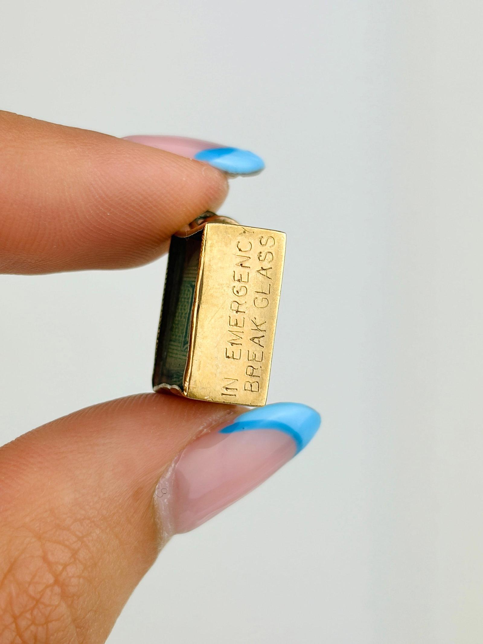 VINTAGE 9CT GOLD £1 'IN EMERGENCY BREAK GLASS' CHARM - 2