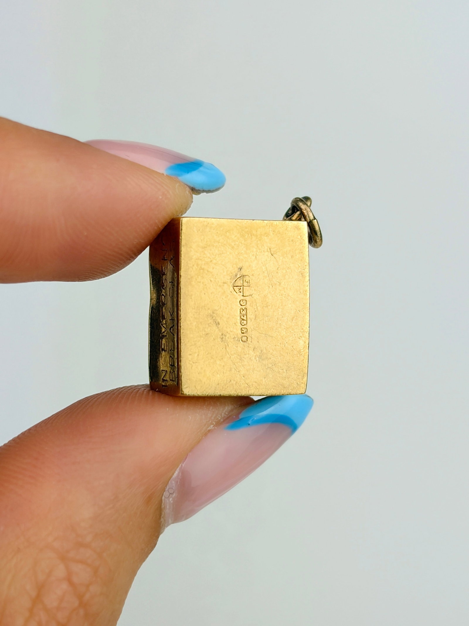 VINTAGE 9CT GOLD £1 'IN EMERGENCY BREAK GLASS' CHARM - 3