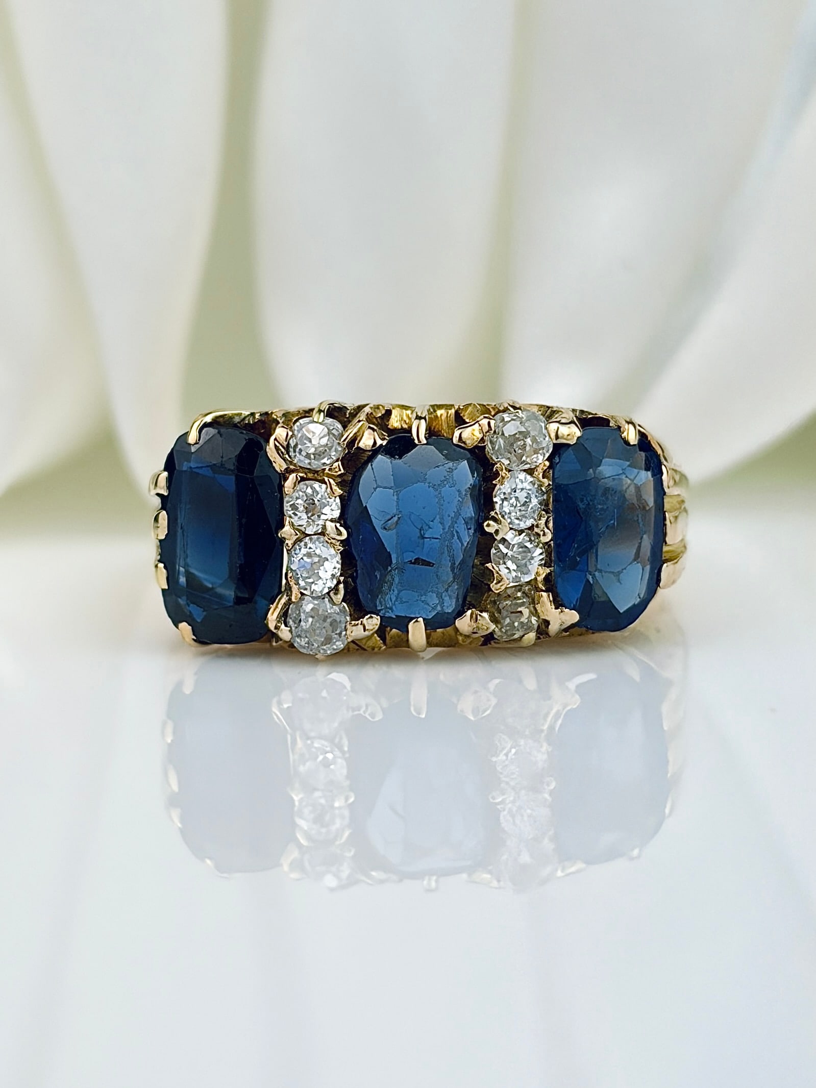 HEAVY VINTAGE 18CT YELLOW GOLD SAPPHIRE AND DIAMOND RING: HEAVY VINTAGE 18CT YELLOW GOLD SAPPHIRE AND DIAMOND RING Amazing chunky ring with large oval sapphire stones, and separated by stacked diamonds!