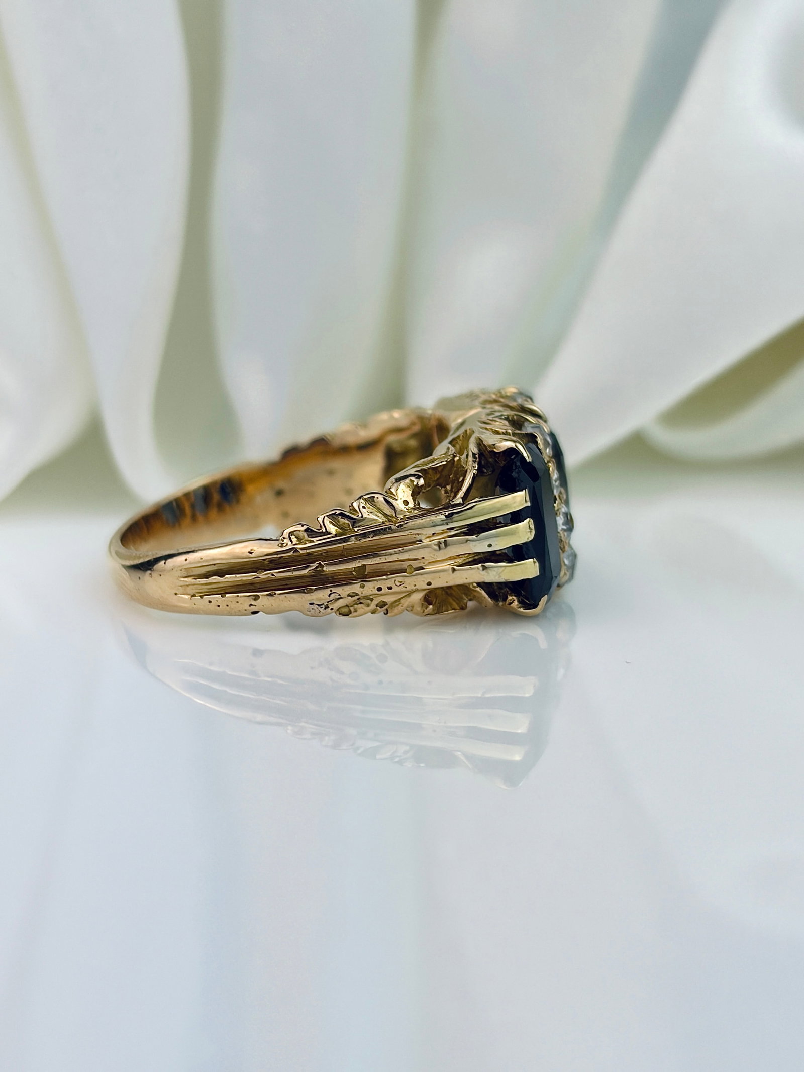 HEAVY VINTAGE 18CT YELLOW GOLD SAPPHIRE AND DIAMOND RING - 2