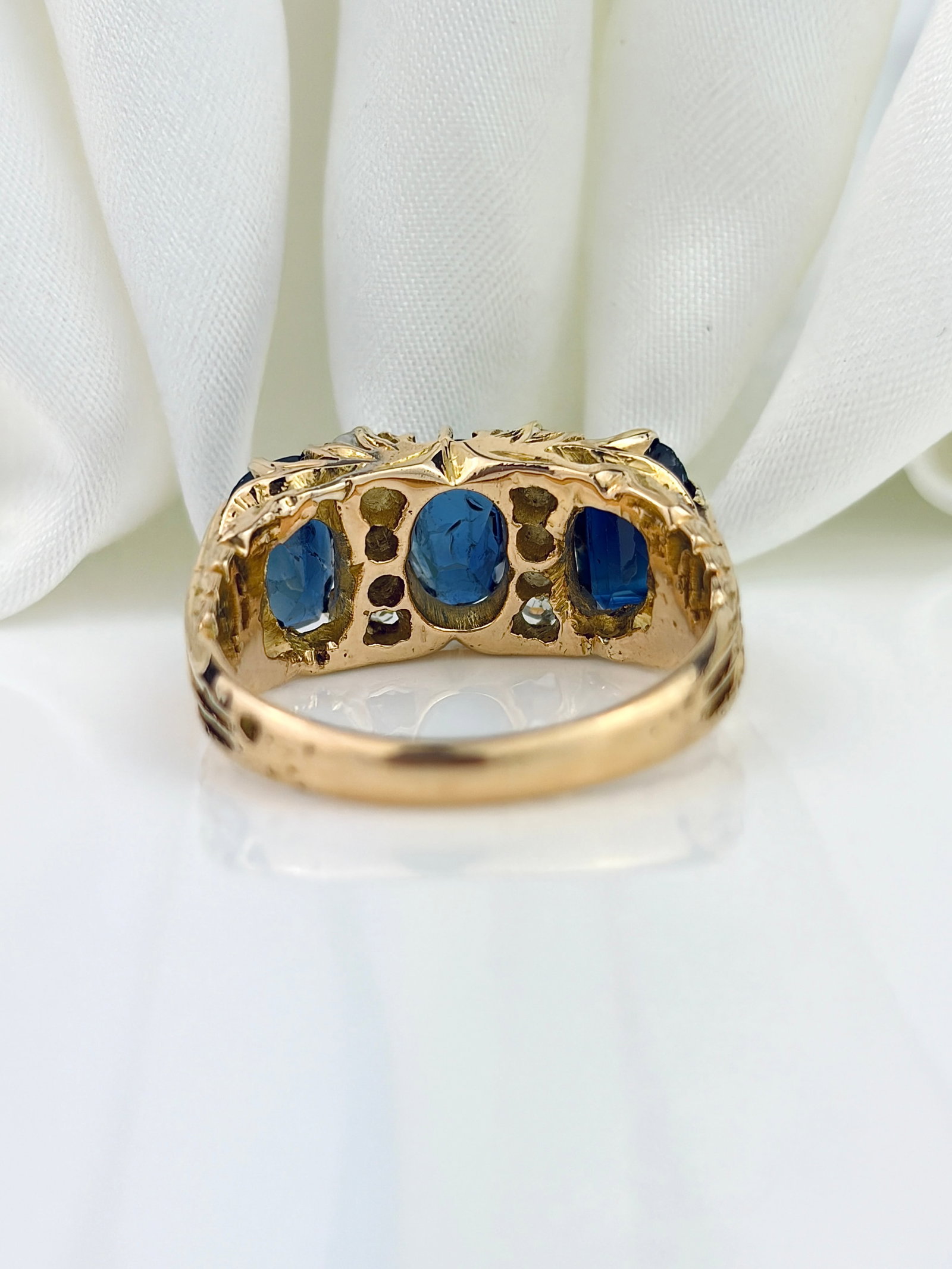 HEAVY VINTAGE 18CT YELLOW GOLD SAPPHIRE AND DIAMOND RING - 3