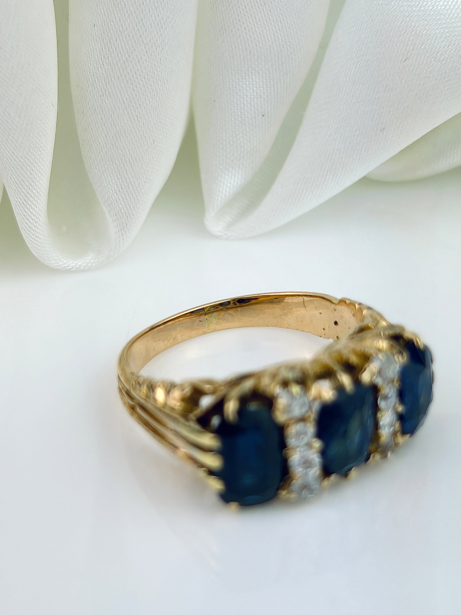 HEAVY VINTAGE 18CT YELLOW GOLD SAPPHIRE AND DIAMOND RING - 4