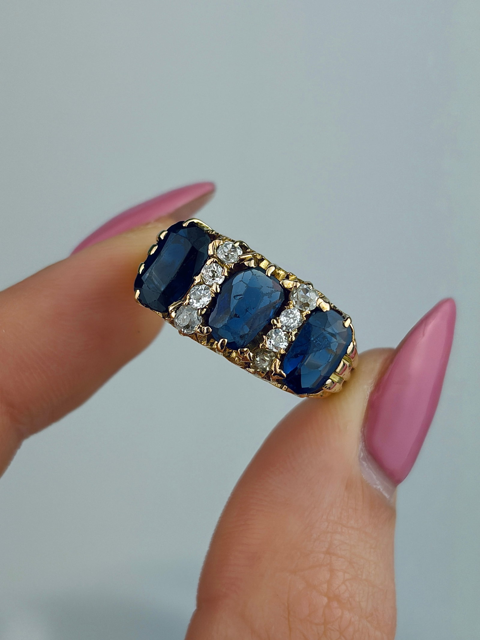 HEAVY VINTAGE 18CT YELLOW GOLD SAPPHIRE AND DIAMOND RING - 5
