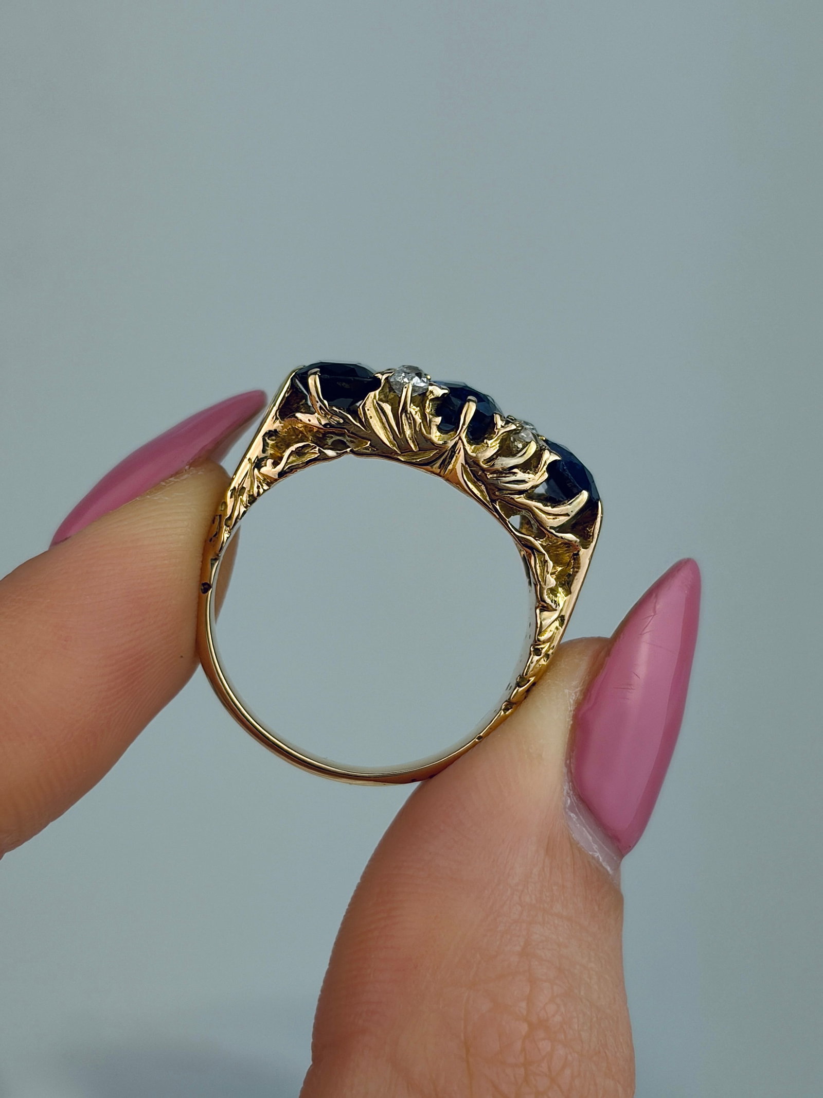 HEAVY VINTAGE 18CT YELLOW GOLD SAPPHIRE AND DIAMOND RING - 6