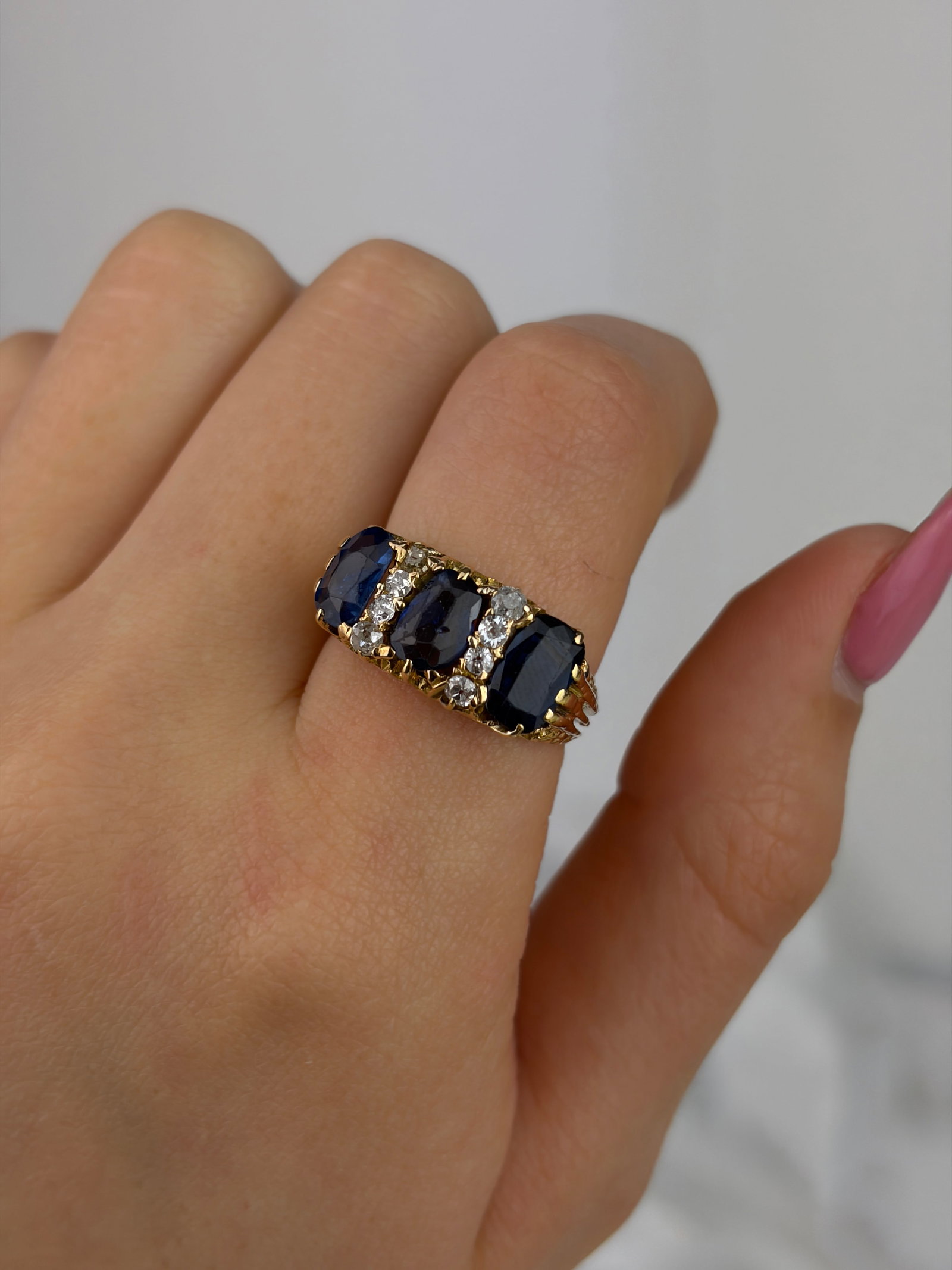 HEAVY VINTAGE 18CT YELLOW GOLD SAPPHIRE AND DIAMOND RING - 8