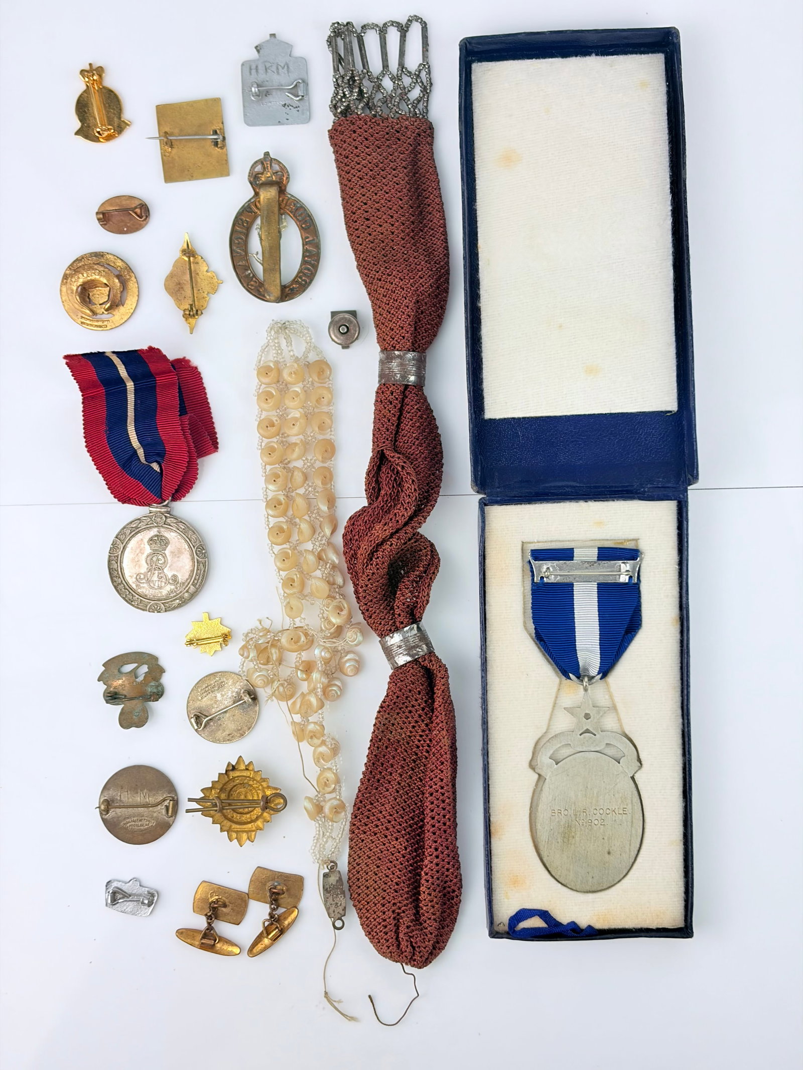 ANTIQUE MIXED LOT OF JEWELLERY INCLUDING MILITARY AND MISERS PURSE: ANTIQUE MIXED LOT OF JEWELLERY INCLUDING MILITARY AND MISERS PURSE