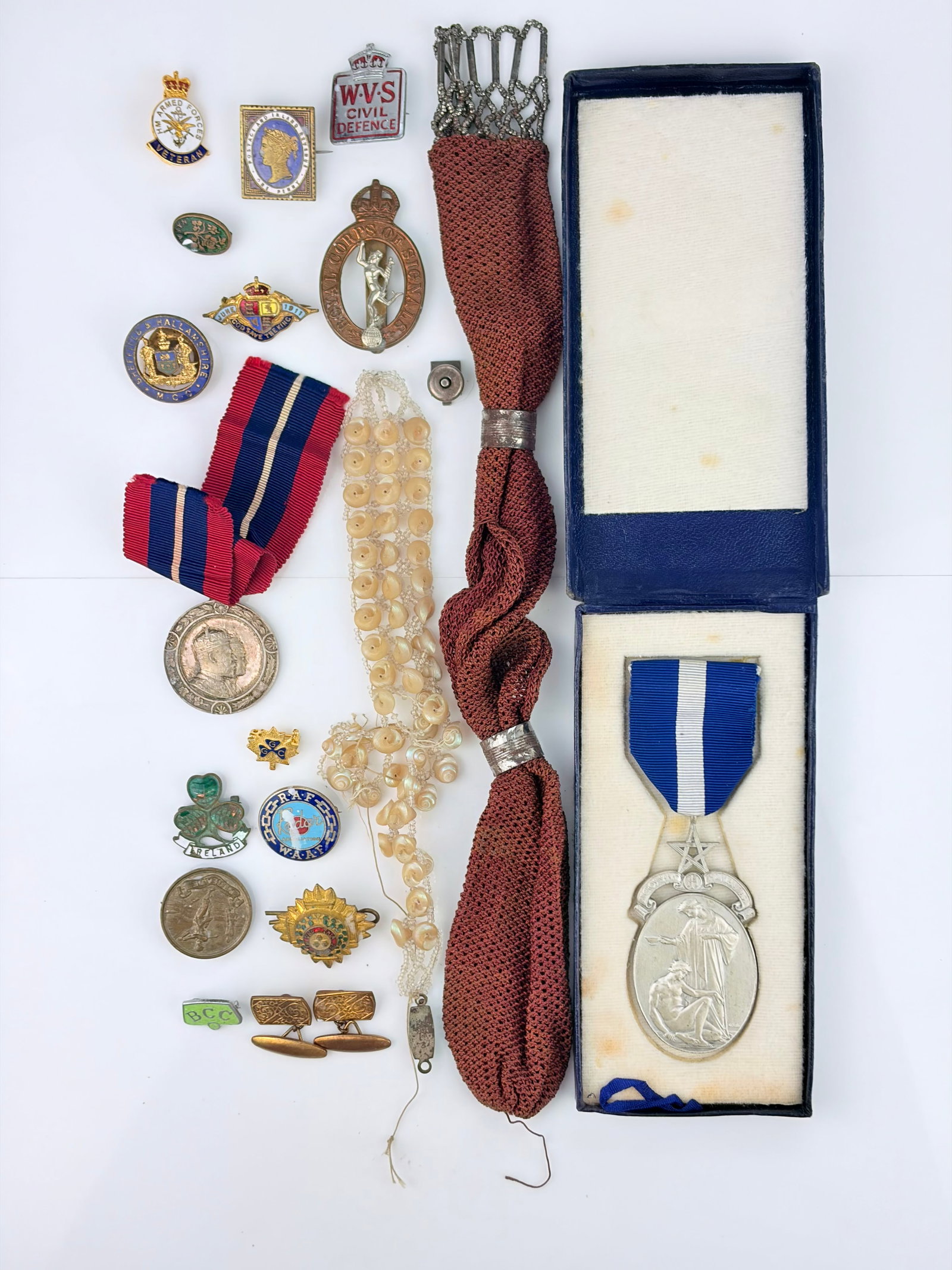 ANTIQUE MIXED LOT OF JEWELLERY INCLUDING MILITARY AND MISERS PURSE - 2