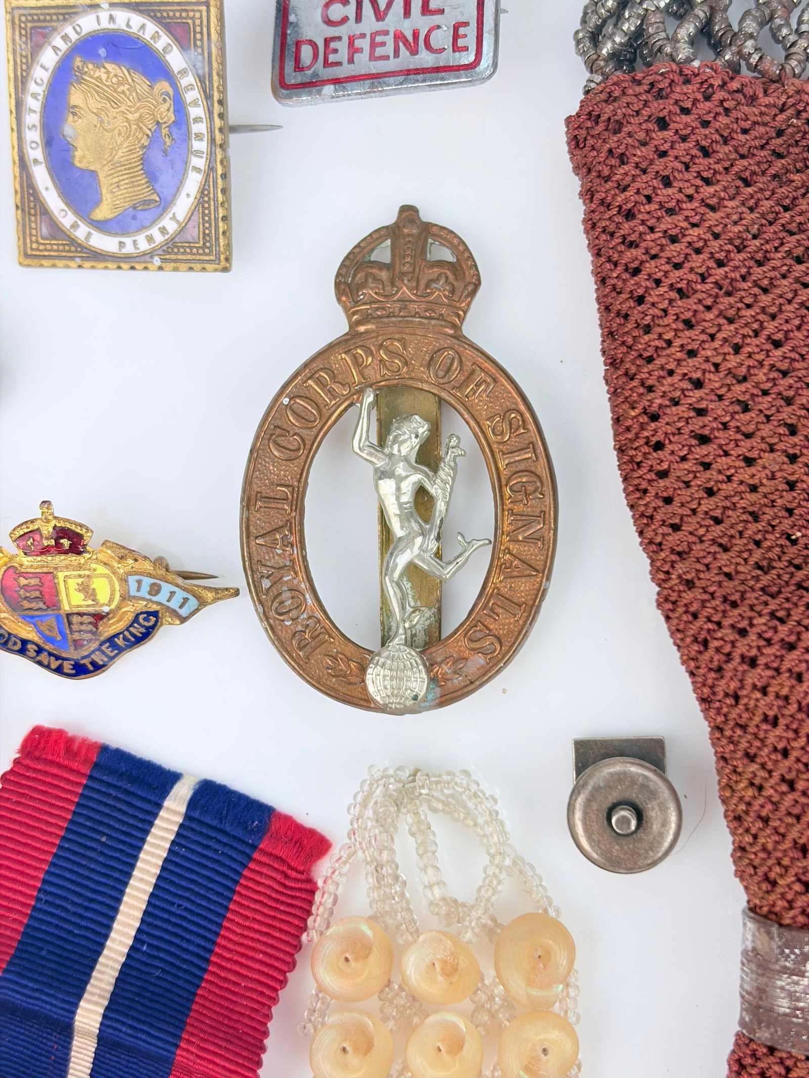 ANTIQUE MIXED LOT OF JEWELLERY INCLUDING MILITARY AND MISERS PURSE - 4