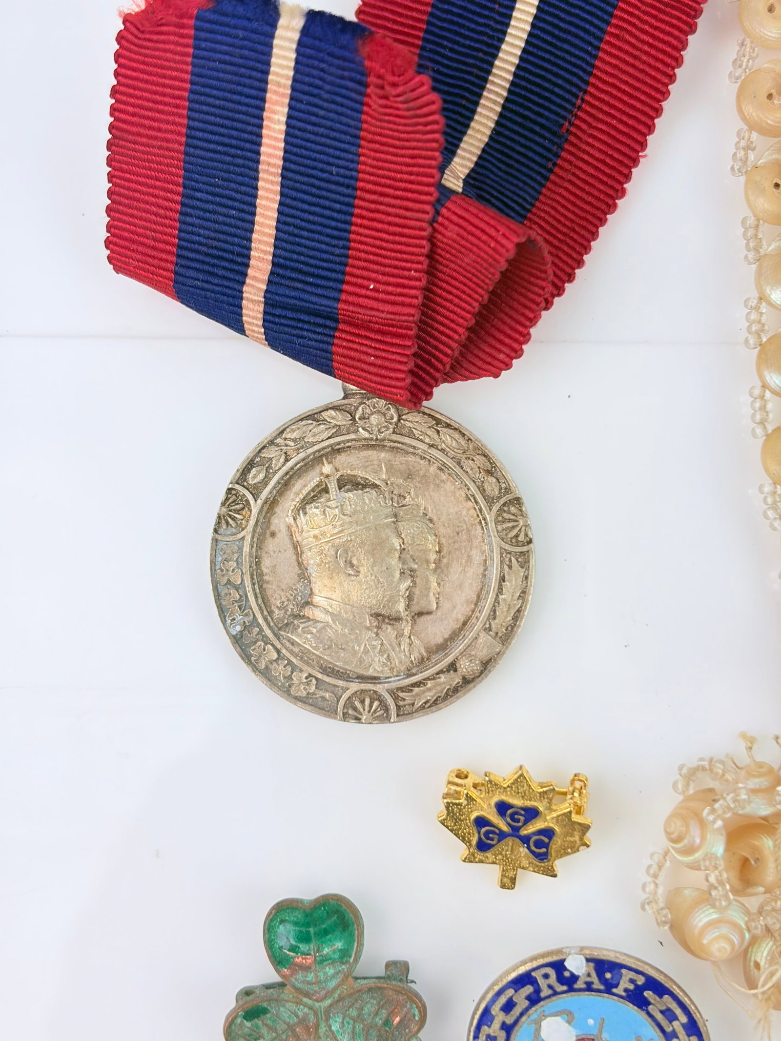 ANTIQUE MIXED LOT OF JEWELLERY INCLUDING MILITARY AND MISERS PURSE - 5