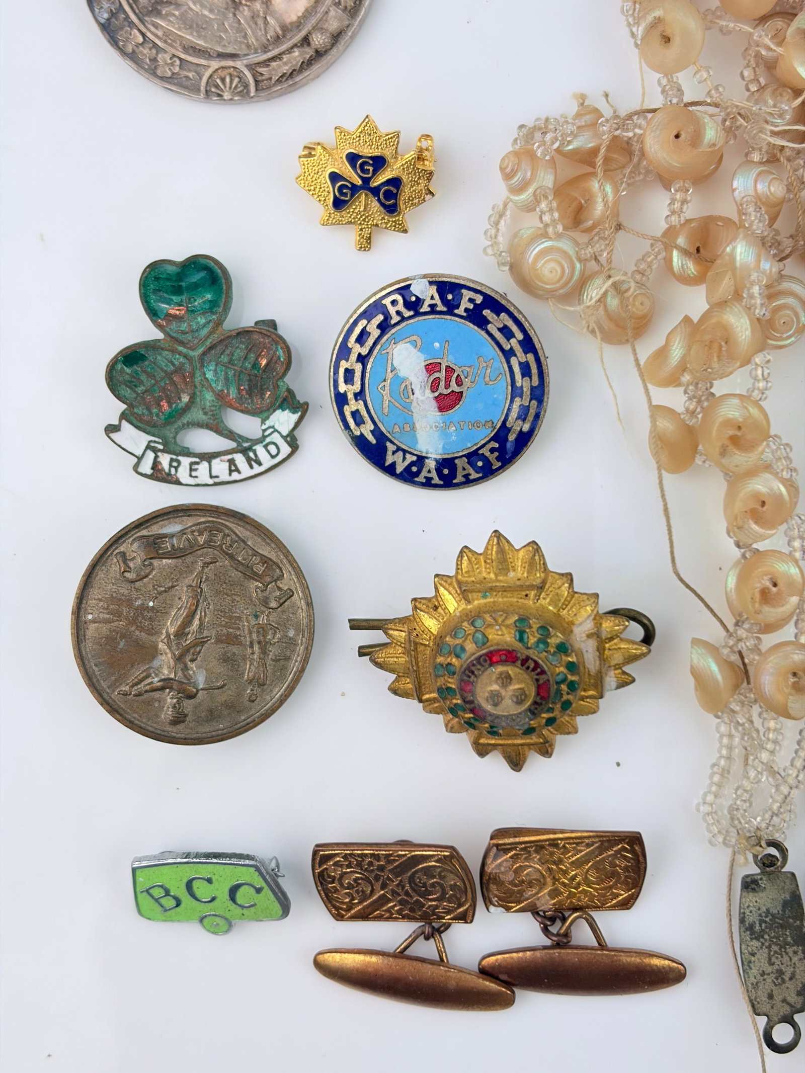 ANTIQUE MIXED LOT OF JEWELLERY INCLUDING MILITARY AND MISERS PURSE - 6