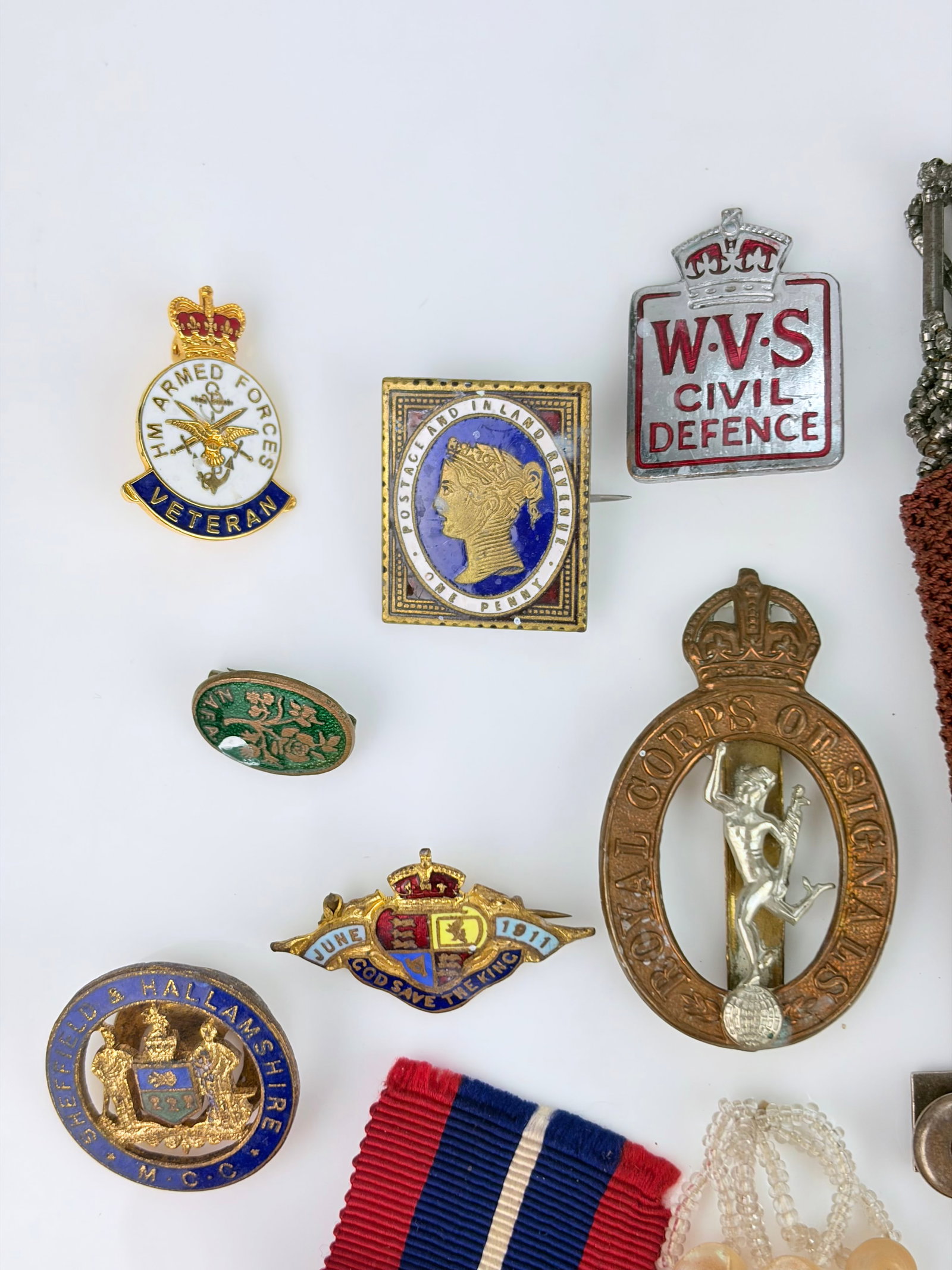 ANTIQUE MIXED LOT OF JEWELLERY INCLUDING MILITARY AND MISERS PURSE - 7