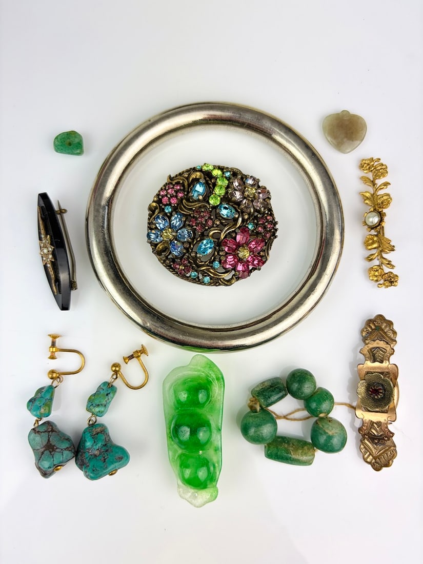 MIXED LOT BANGLE, BEADS, BROOCHES ETC: MIXED LOT BANGLE, BEADS, BROOCHES ETC
