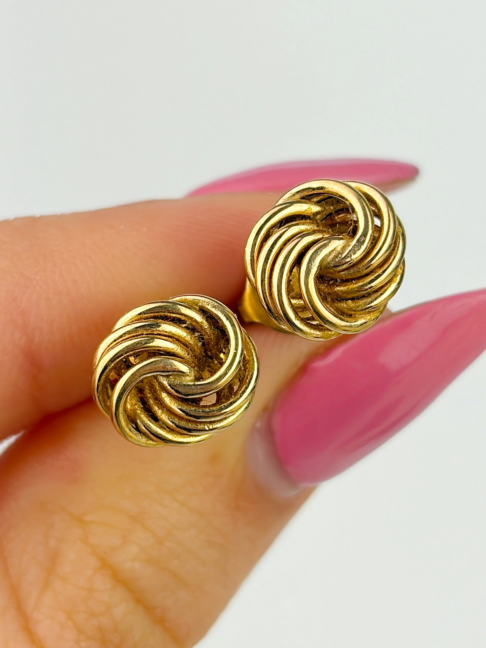 SWEET VINTAGE 9CT YELLOW GOLD KNOT STUD EARRINGS: SWEET VINTAGE 9CT YELLOW GOLD KNOT STUD EARRINGS