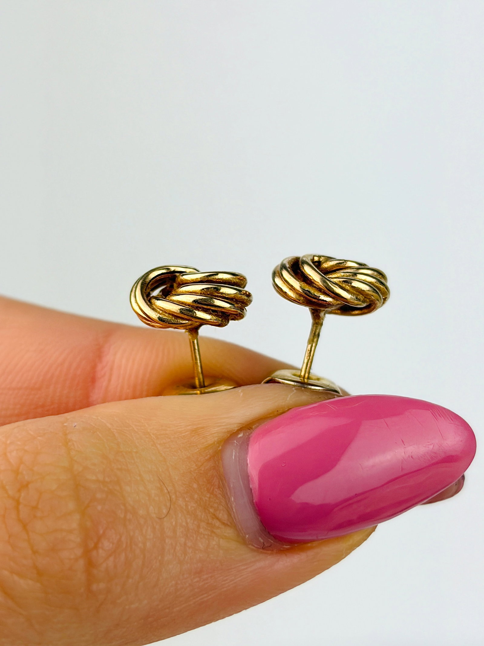 SWEET VINTAGE 9CT YELLOW GOLD KNOT STUD EARRINGS - 2