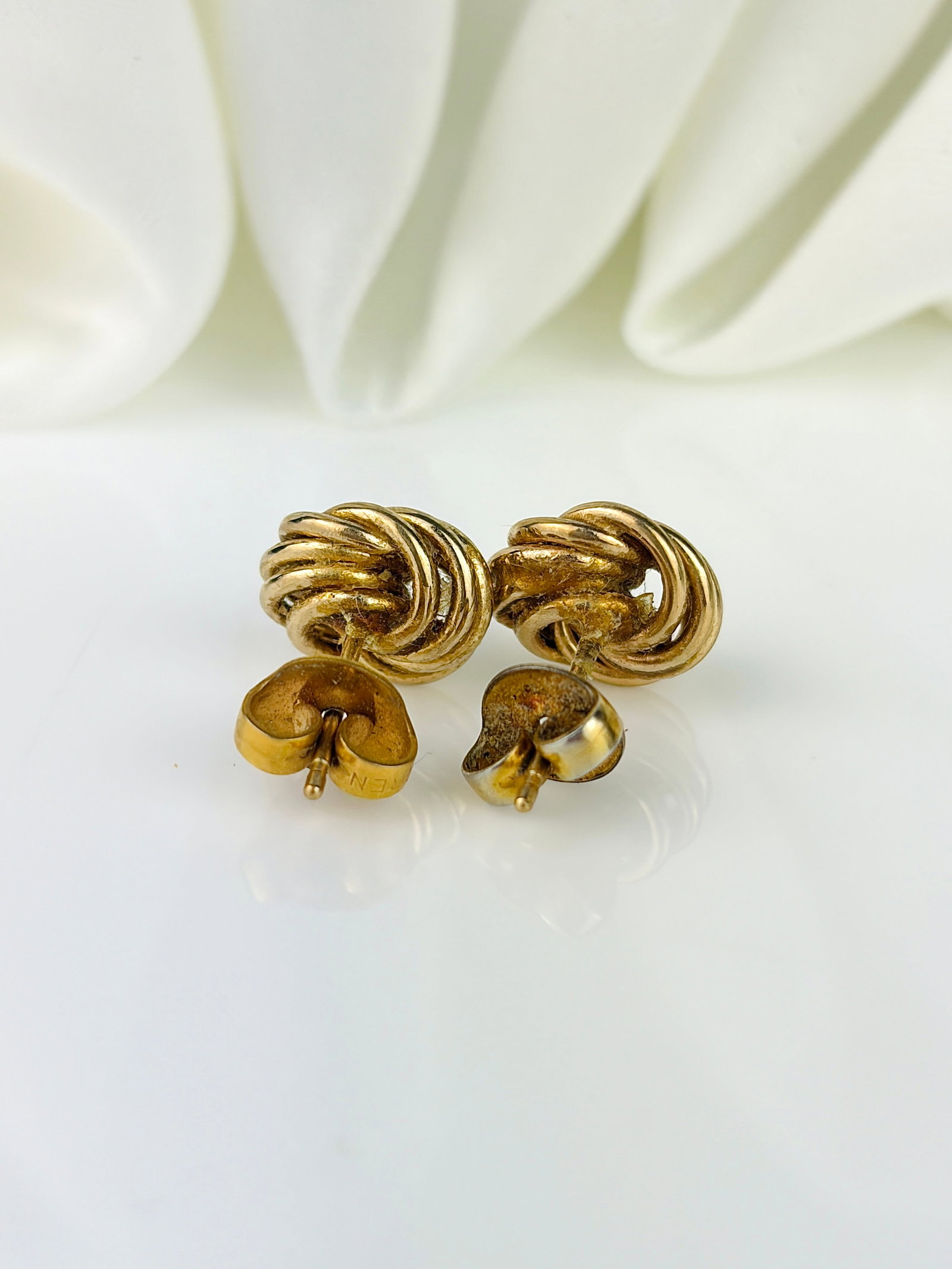 SWEET VINTAGE 9CT YELLOW GOLD KNOT STUD EARRINGS - 3