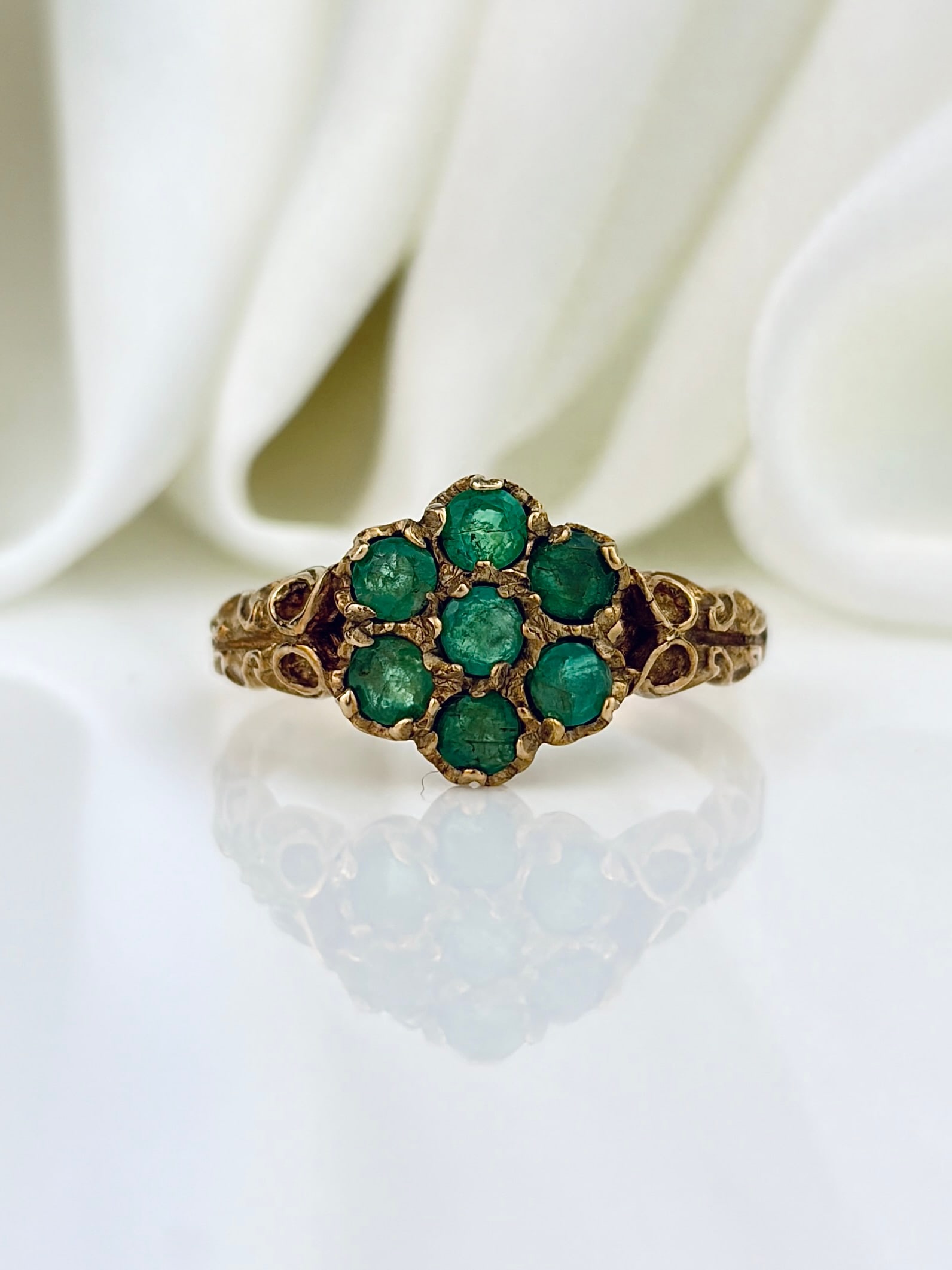 VINTAGE C.1979 9CT YELLOW GOLD GREEN PASTE CLUSTER RING: VINTAGE C.1979 9CT YELLOW GOLD GREEN PASTE CLUSTER RING
