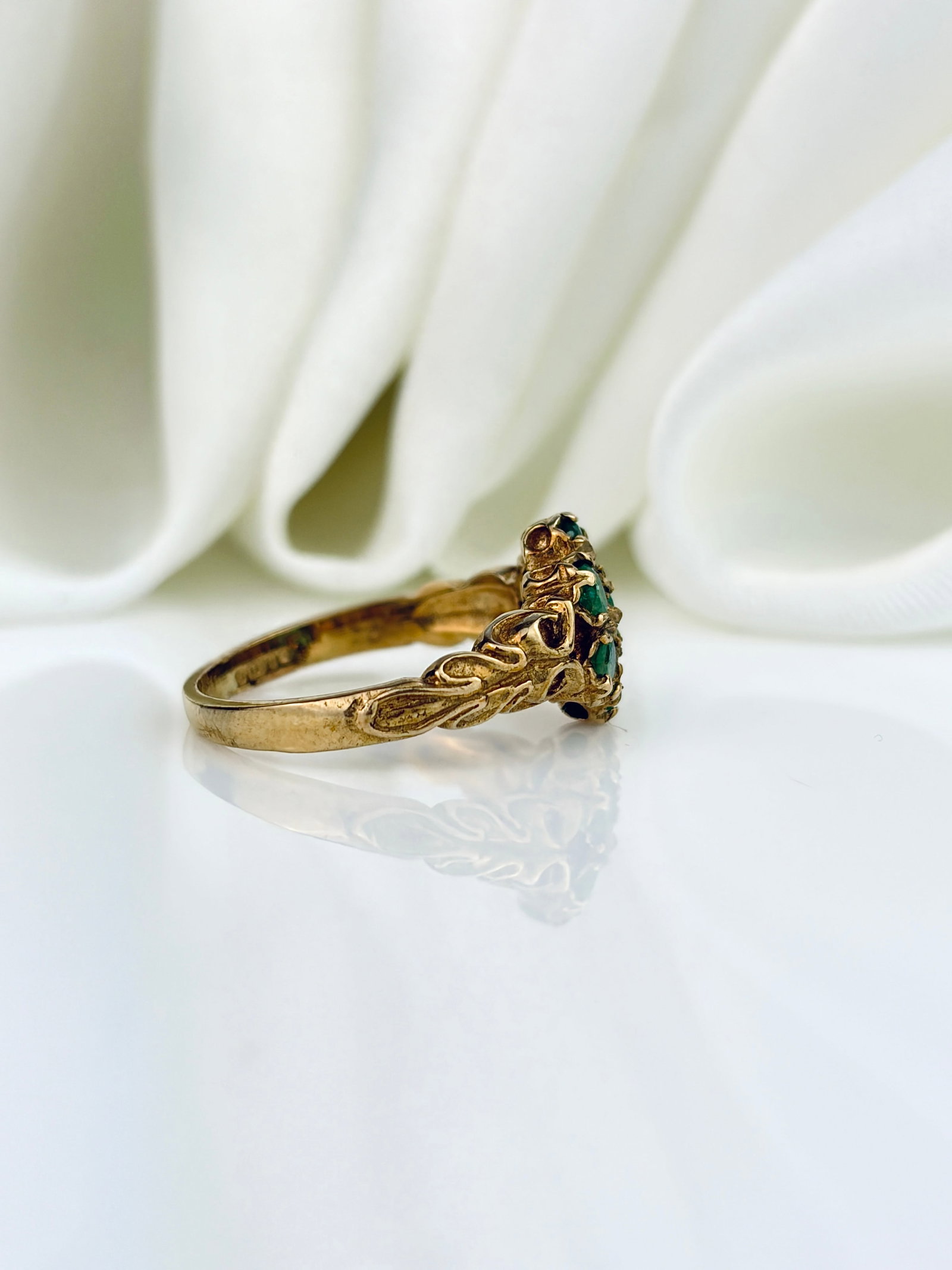 VINTAGE C.1979 9CT YELLOW GOLD GREEN PASTE CLUSTER RING - 2