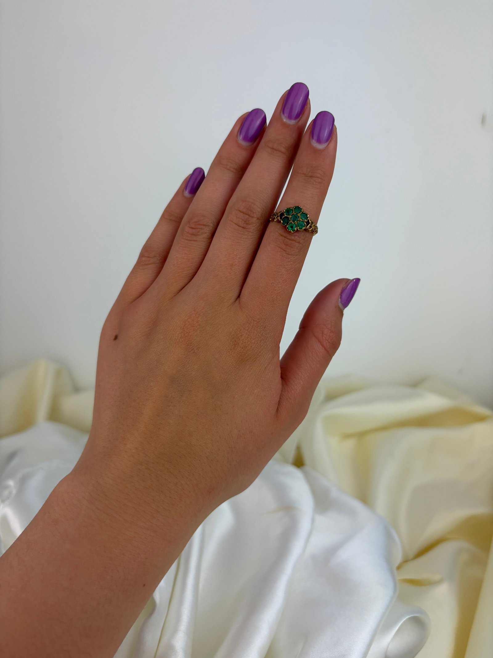 VINTAGE C.1979 9CT YELLOW GOLD GREEN PASTE CLUSTER RING - 7