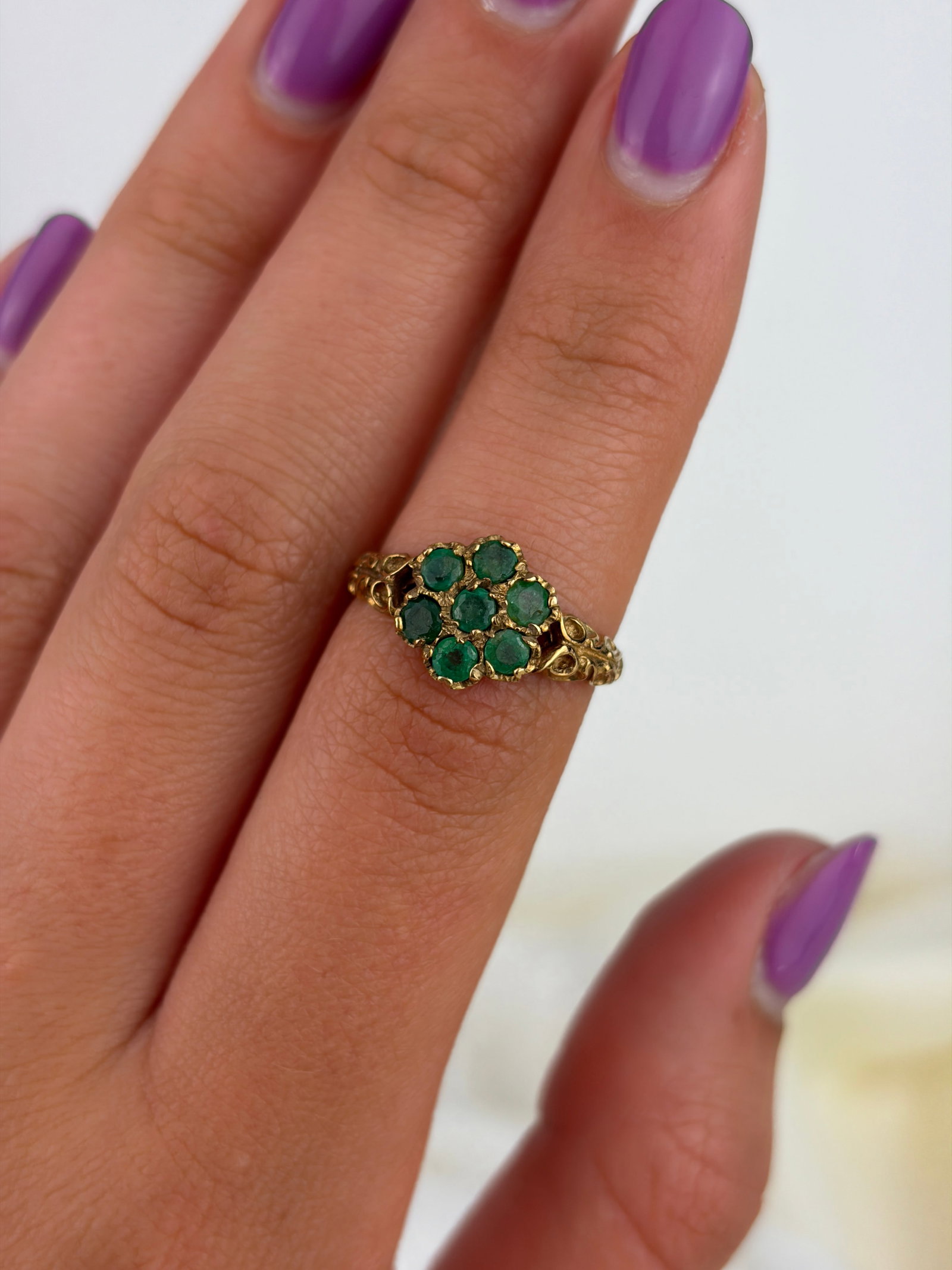 VINTAGE C.1979 9CT YELLOW GOLD GREEN PASTE CLUSTER RING - 8