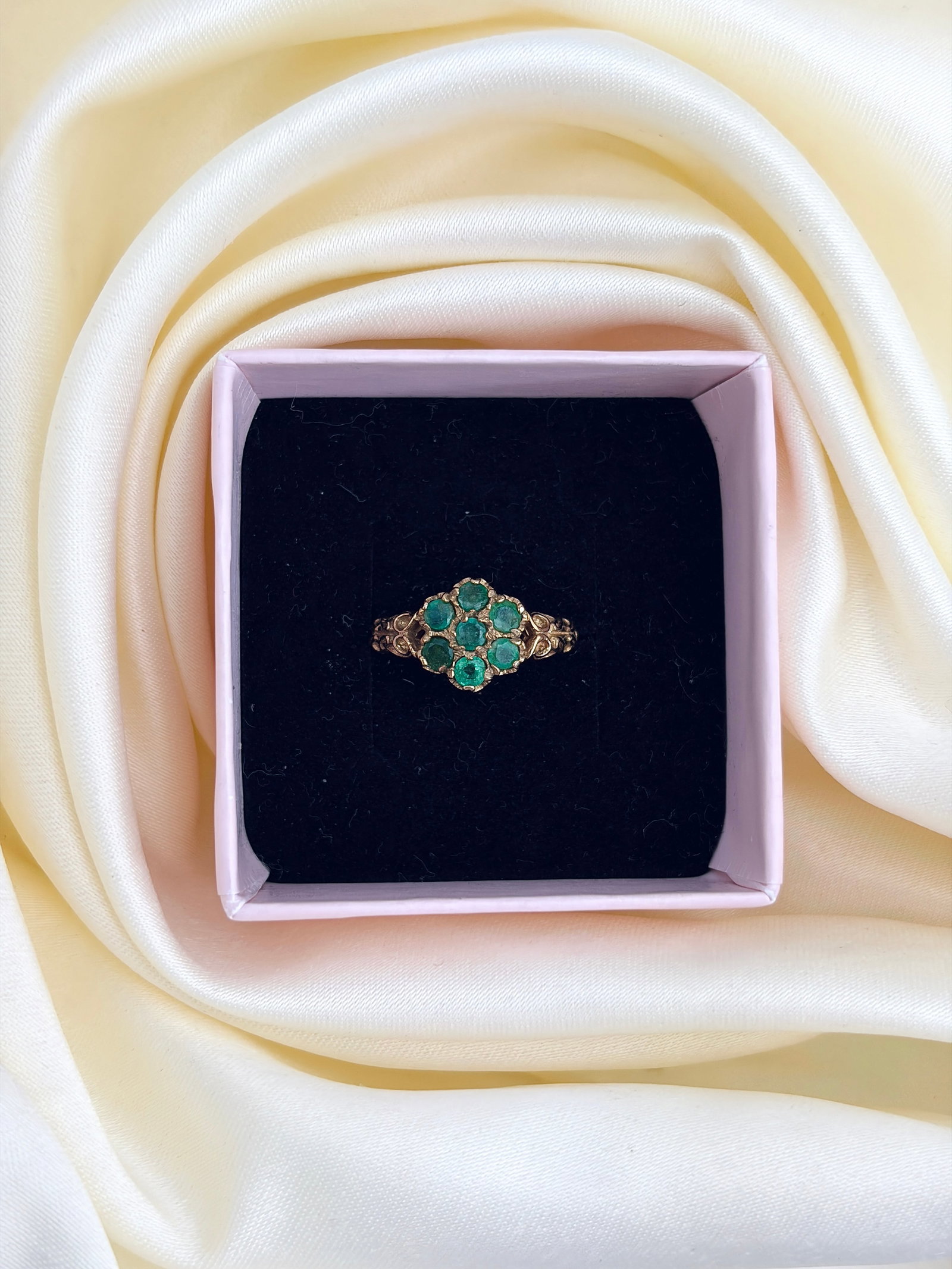 VINTAGE C.1979 9CT YELLOW GOLD GREEN PASTE CLUSTER RING - 9