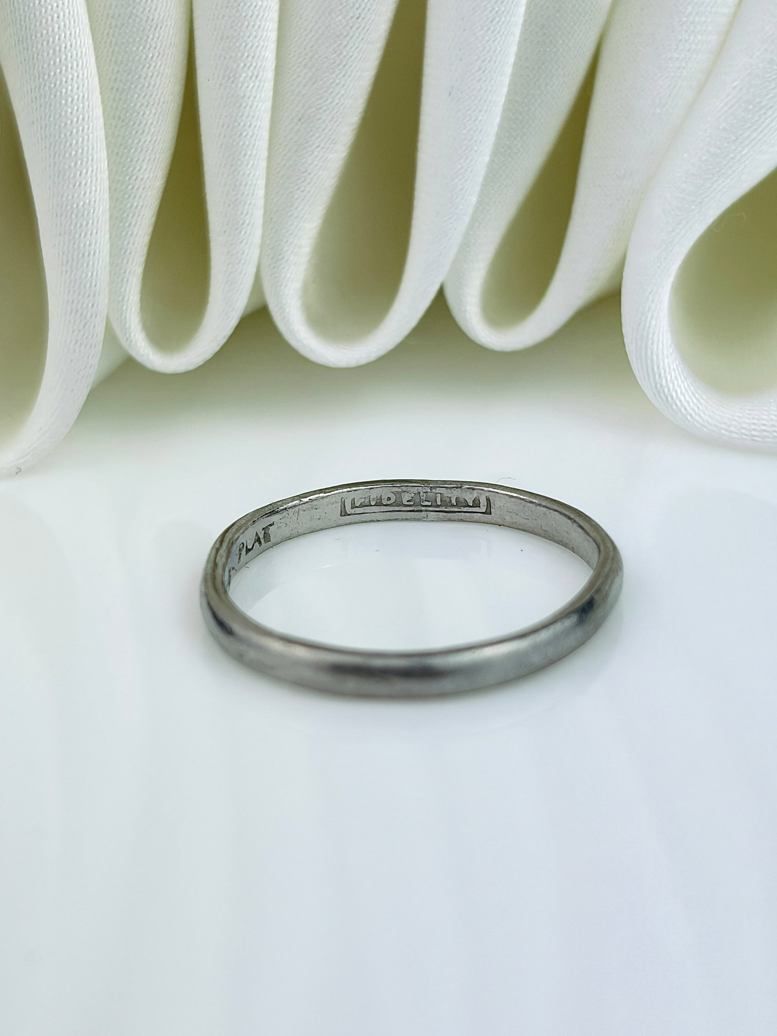 ANTIQUE PLATINUM BAND "FIDELITY" RING - 3