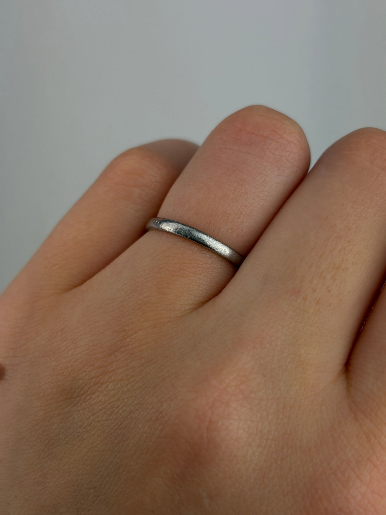 ANTIQUE PLATINUM BAND "FIDELITY" RING - 7