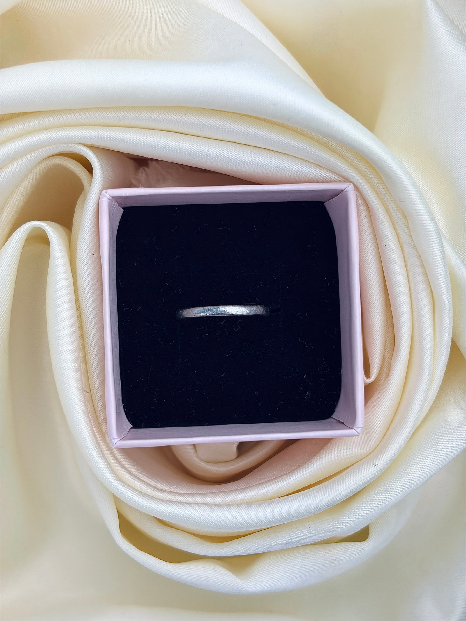ANTIQUE PLATINUM BAND "FIDELITY" RING - 8