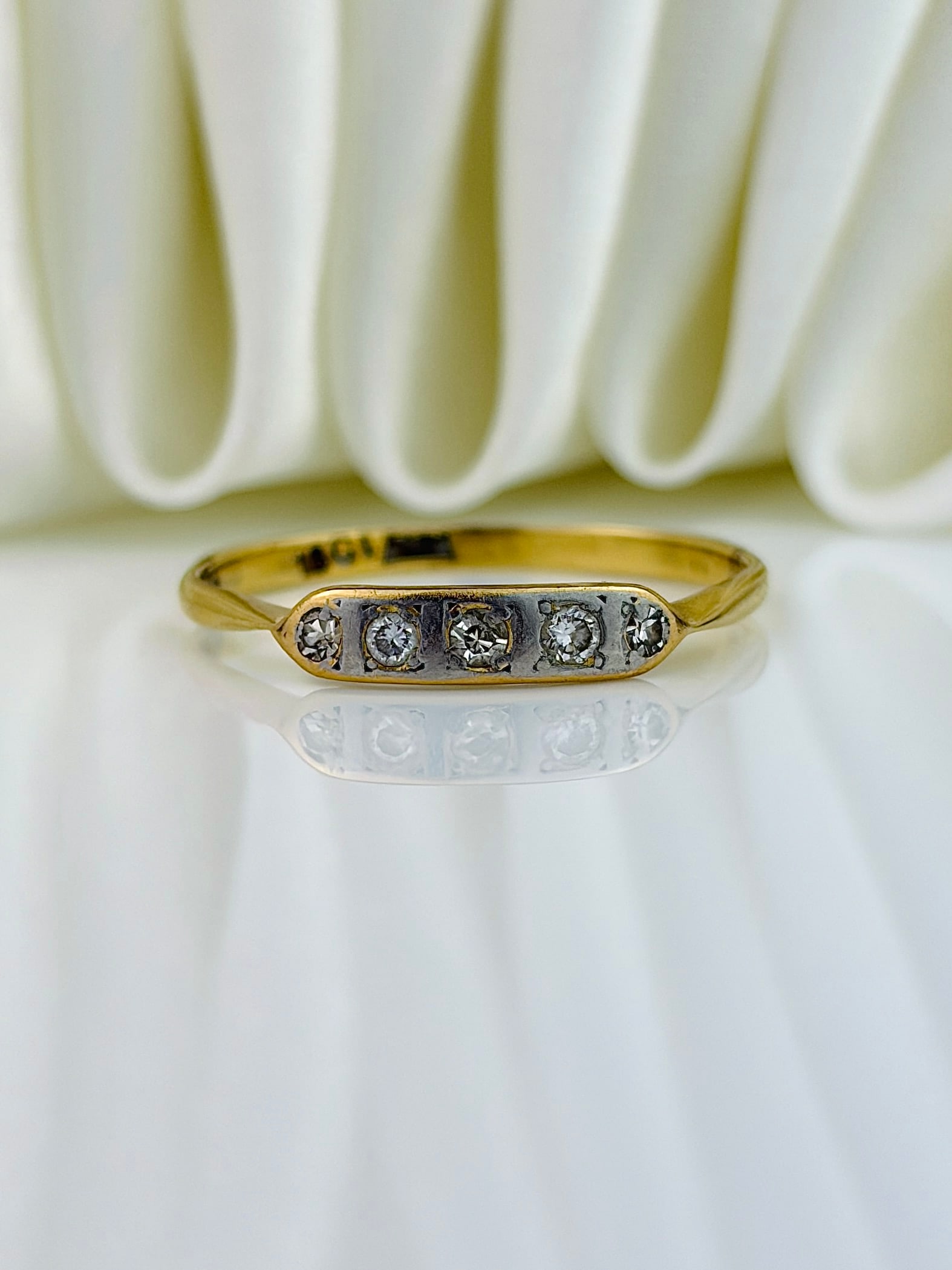 ANTIQUE ART DECO ERA 18CT YELLOW GOLD AND PLATINUM 5 STONE RING: ANTIQUE ART DECO ERA 18CT YELLOW GOLD AND PLATINUM 5 STONE RING Lovely ring! Weight: 1.77g Size: UK O, US 7.5, Width 2.2mm, height off finger 2mm Materials: 18ct gold and platinum Hallmarks:
