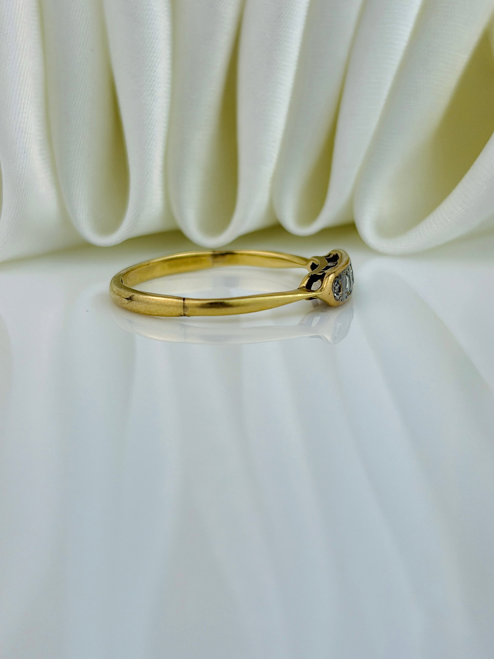 ANTIQUE ART DECO ERA 18CT YELLOW GOLD AND PLATINUM 5 STONE RING - 3